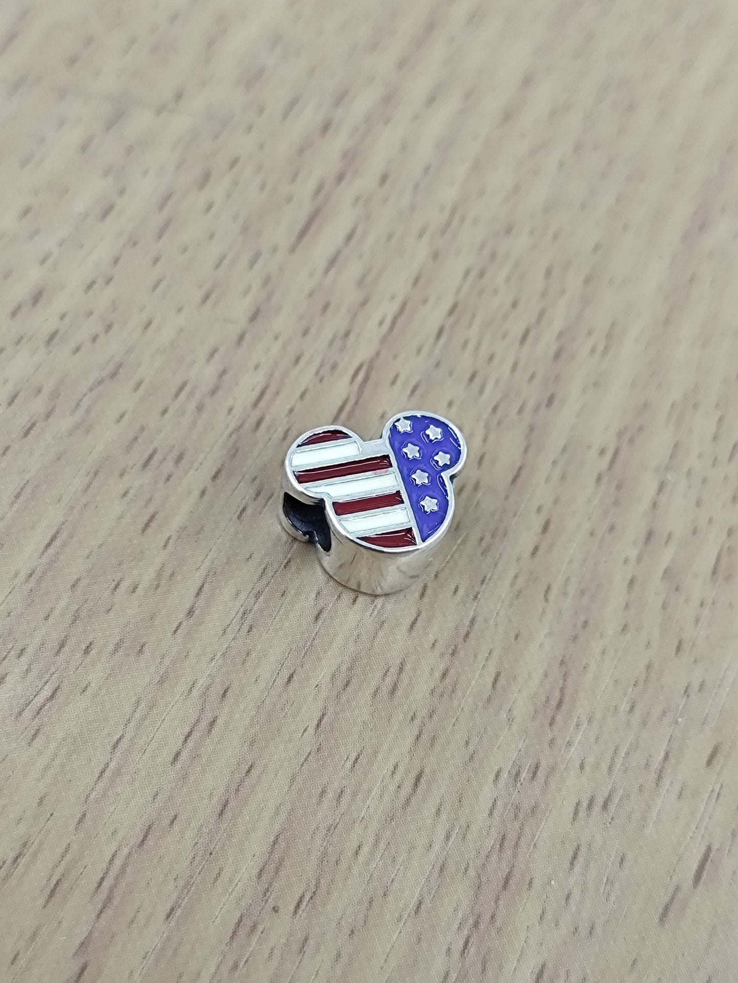 TMPCH001 Dije Charm Pand Mickey USA en Plata Fina .925