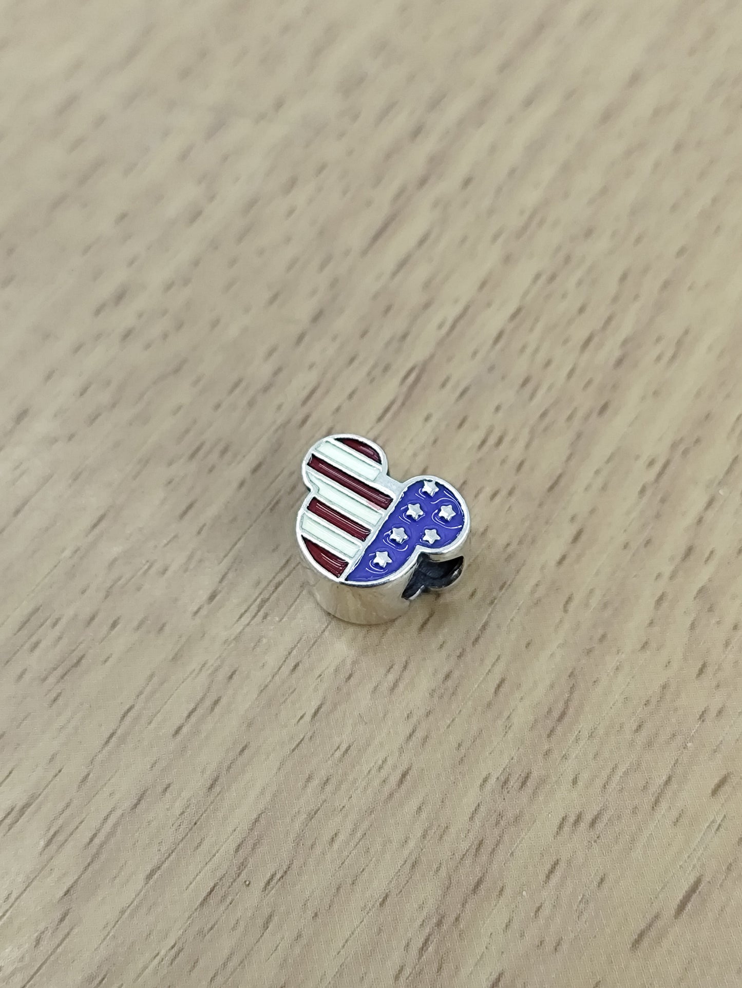 TMPCH001 Dije Charm Pand Mickey USA en Plata Fina .925