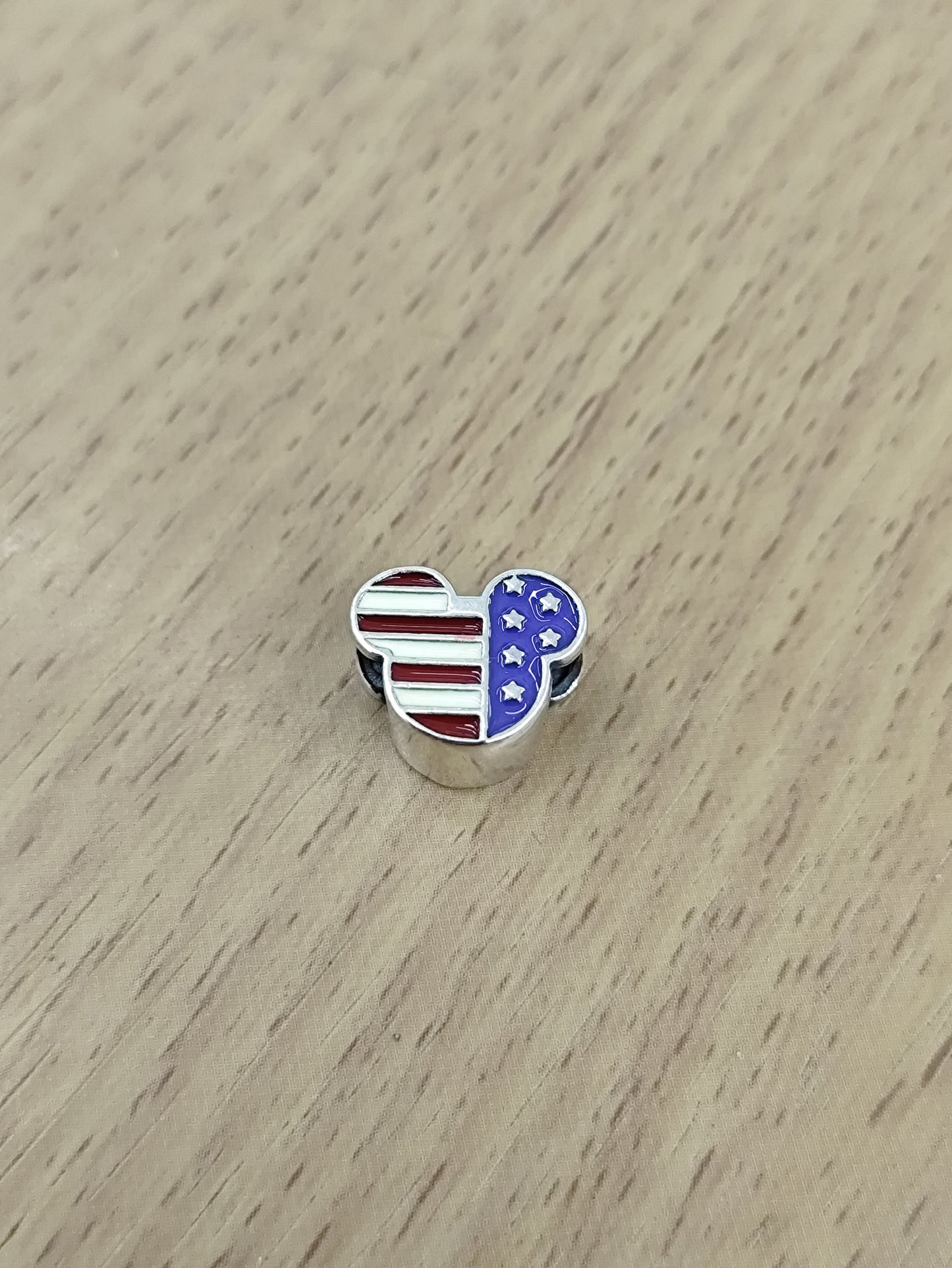 TMPCH001 Dije Charm Pand Mickey USA en Plata Fina .925