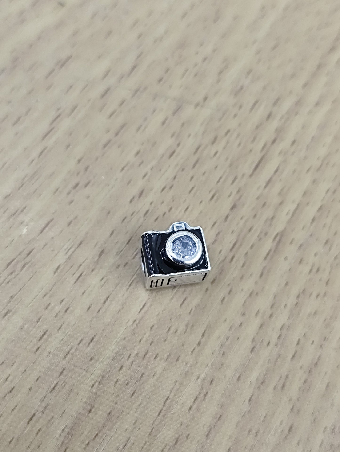 TMPCH003 Dije Charm Pand Camara Negra con Zirconia en Plata Fina .925