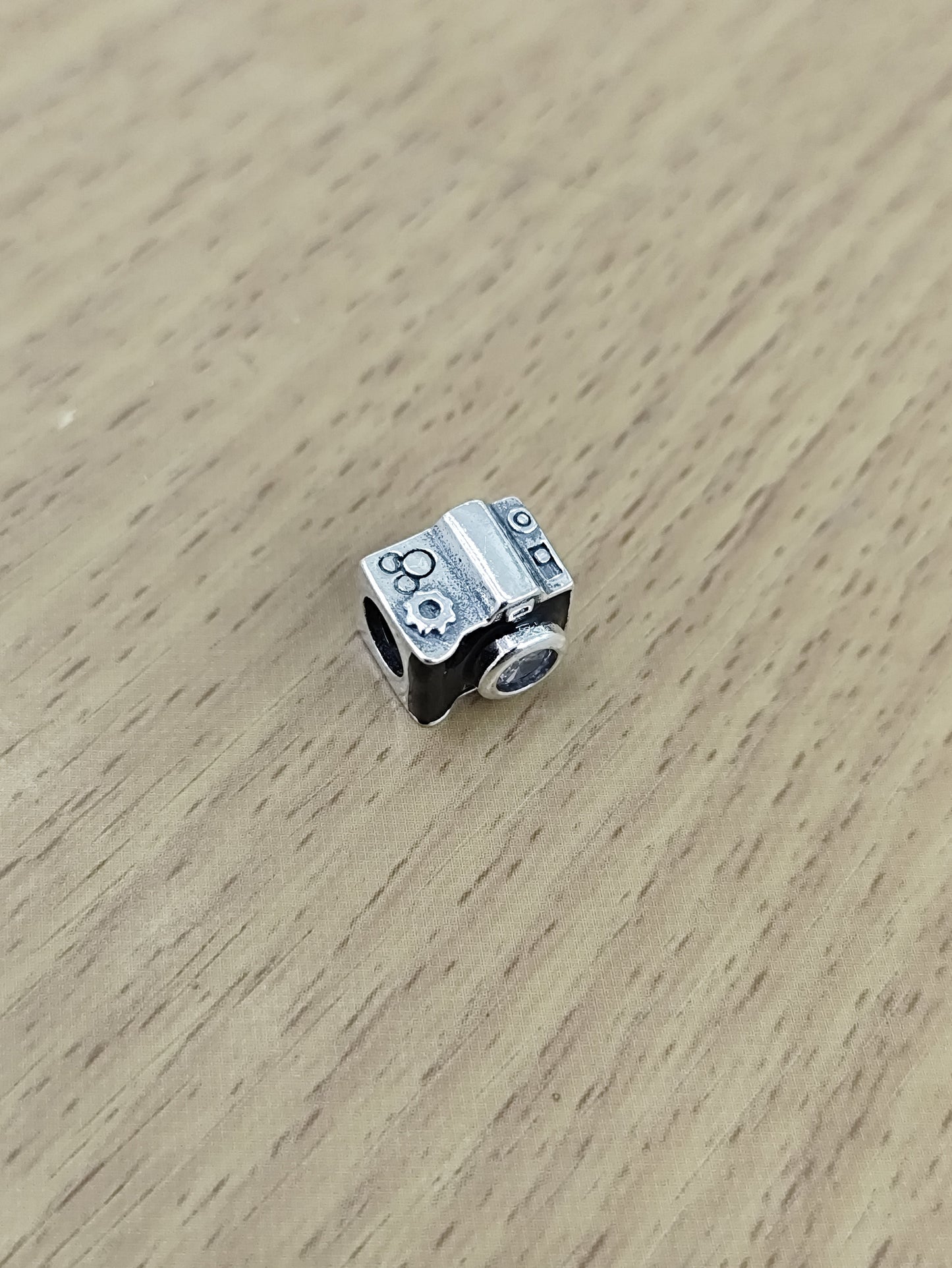 TMPCH003 Dije Charm Pand Camara Negra con Zirconia en Plata Fina .925