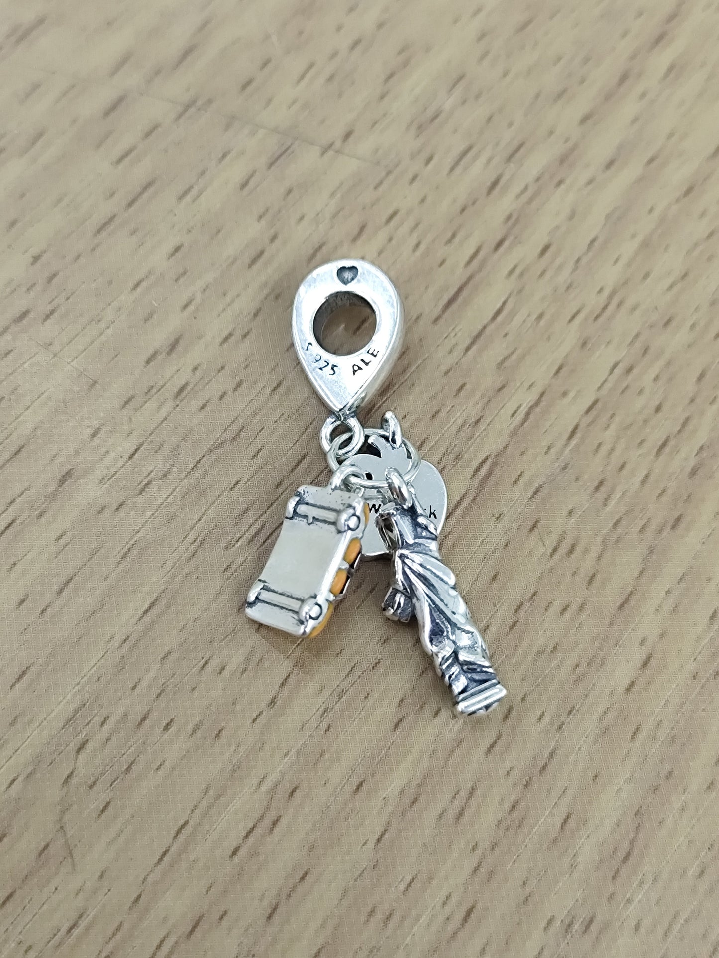 TMPCH005 Dije Charm Pand New York Manzana y Taxi Amarillo en Plata Fina .925