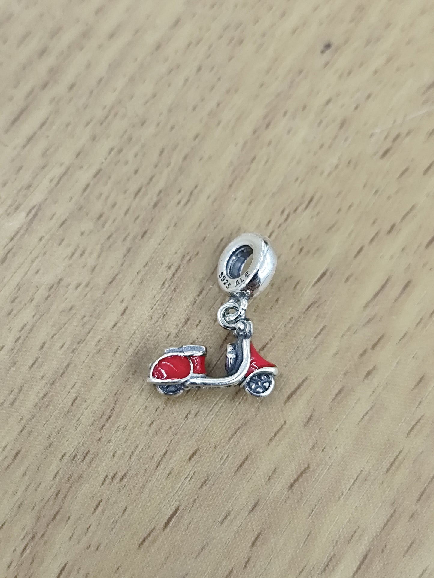 TMPCH007 Dije Charm Pand Moto Vespa Italy en Plata Fina .925