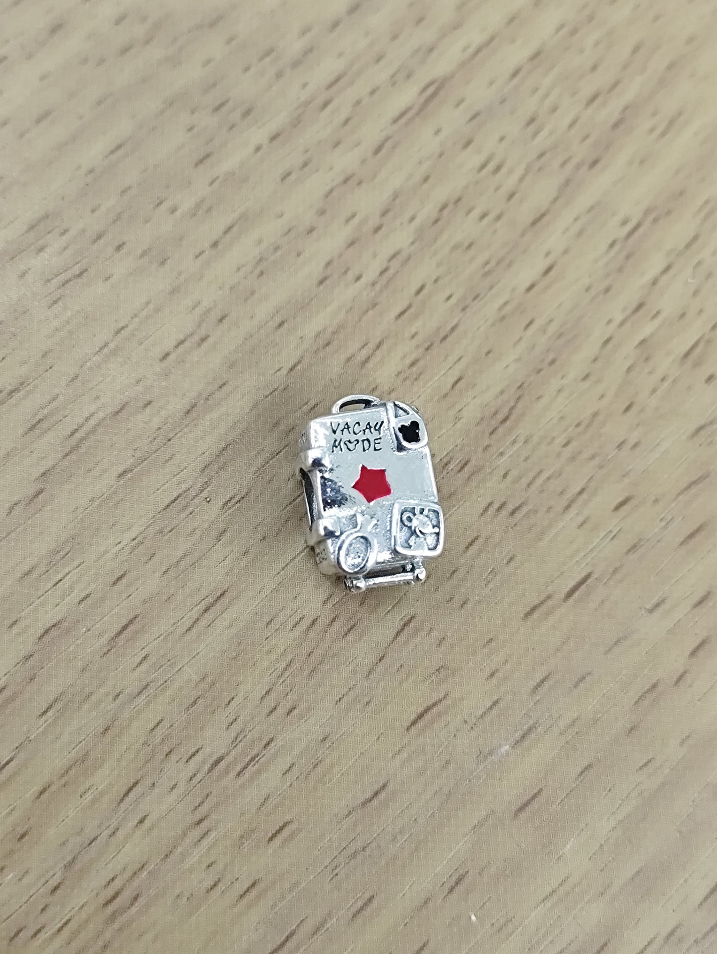 TMPCH008 Dije Charm Pand Maleta Vacay Mode en Plata Fina .925