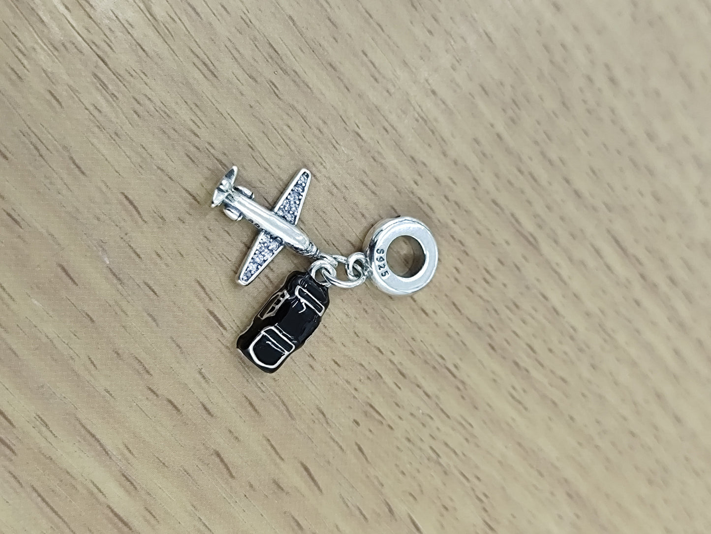 TMPCH009 Dije Charm Pand Avión con Zirconias y Coche Negro en Plata Fina .925