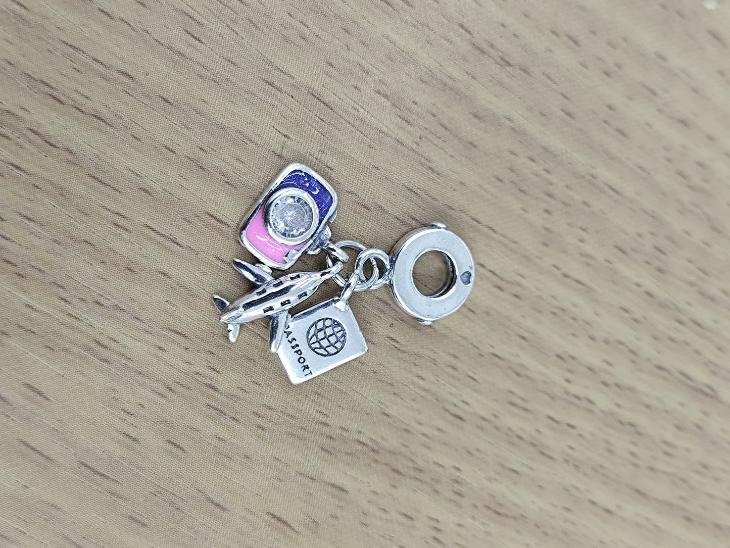 TMPCH013 Dije Charm Pand Camara con Zirconia Avión y Pasaporte en Plata Fina .925