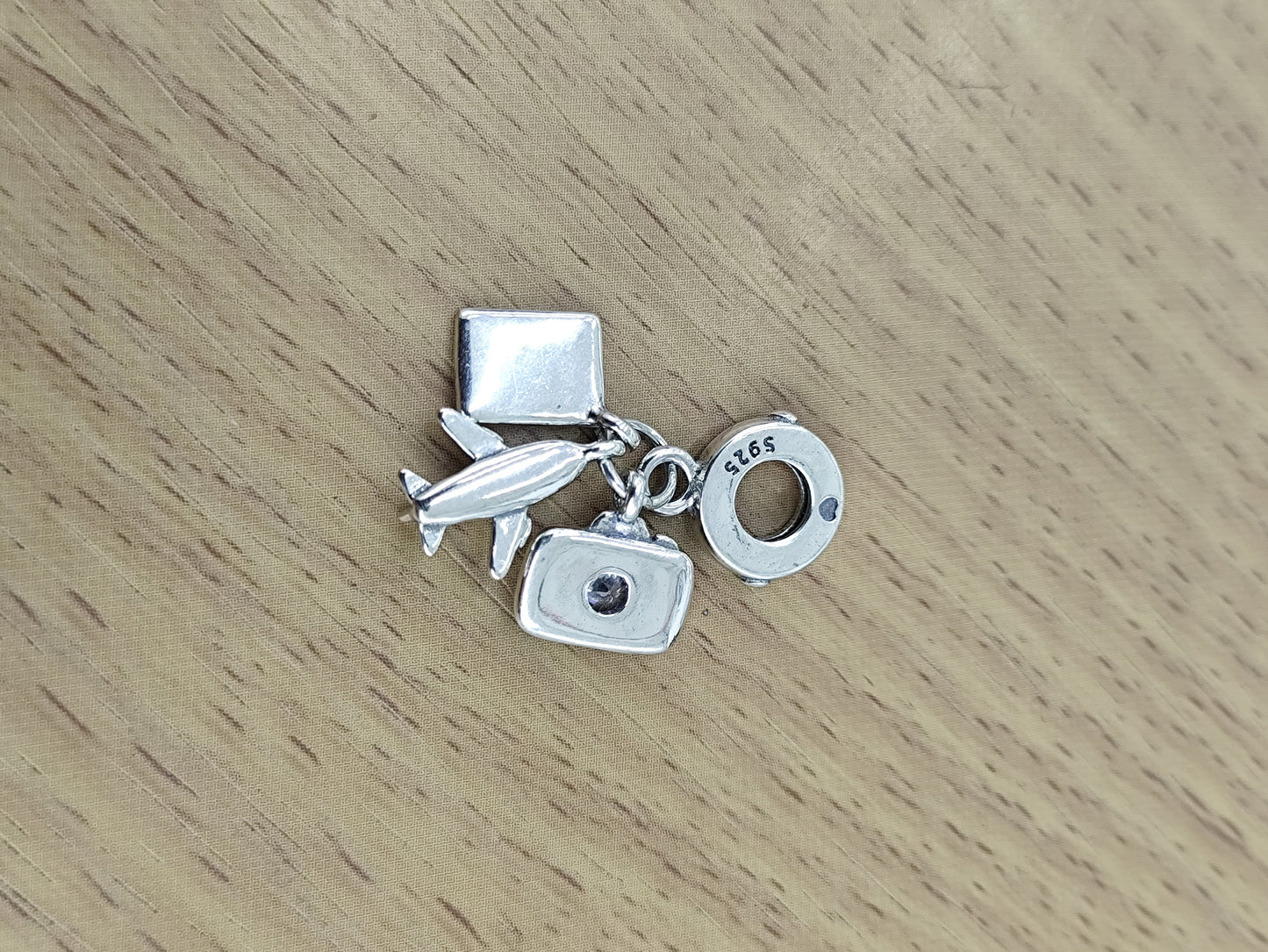 TMPCH013 Dije Charm Pand Camara con Zirconia Avión y Pasaporte en Plata Fina .925
