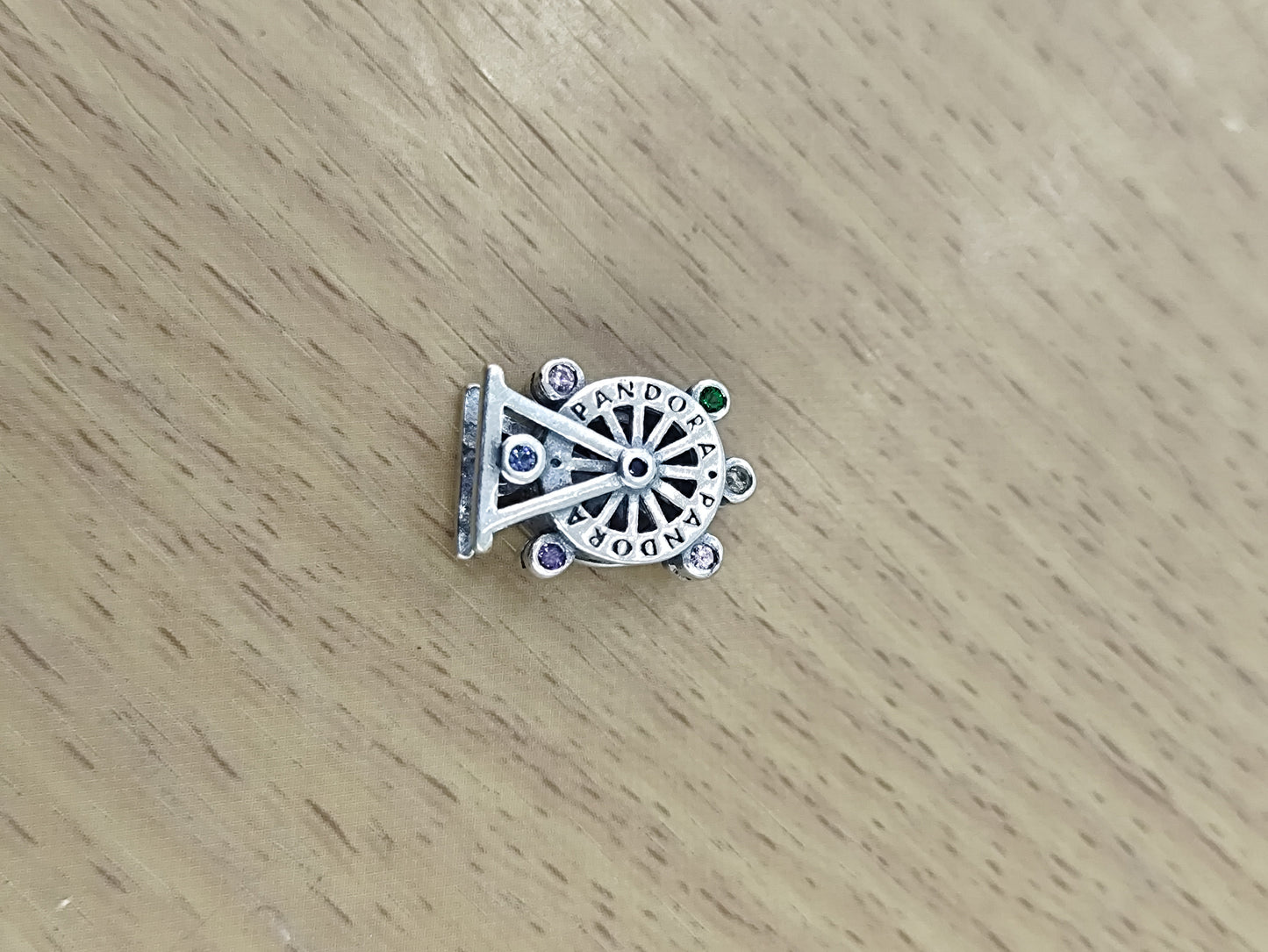 TMPCH014 Dije Charm Pand Rueda de la Fortuna Multicolor en Plata Fina .925