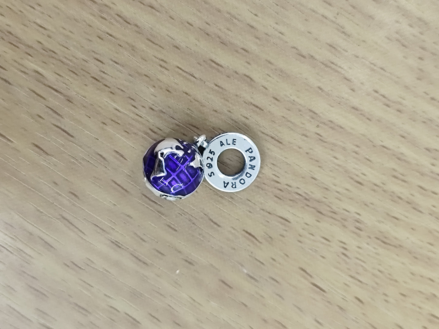 TMPCH016 Dije Charm Pand Mundo Colgante Esmalte Morado en Plata Fina .925