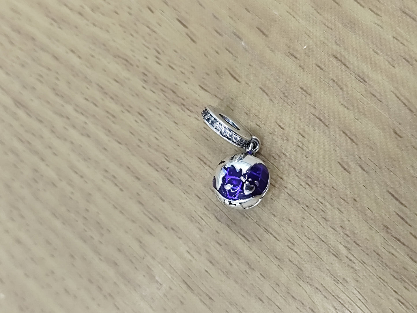 TMPCH016 Dije Charm Pand Mundo Colgante Esmalte Morado en Plata Fina .925