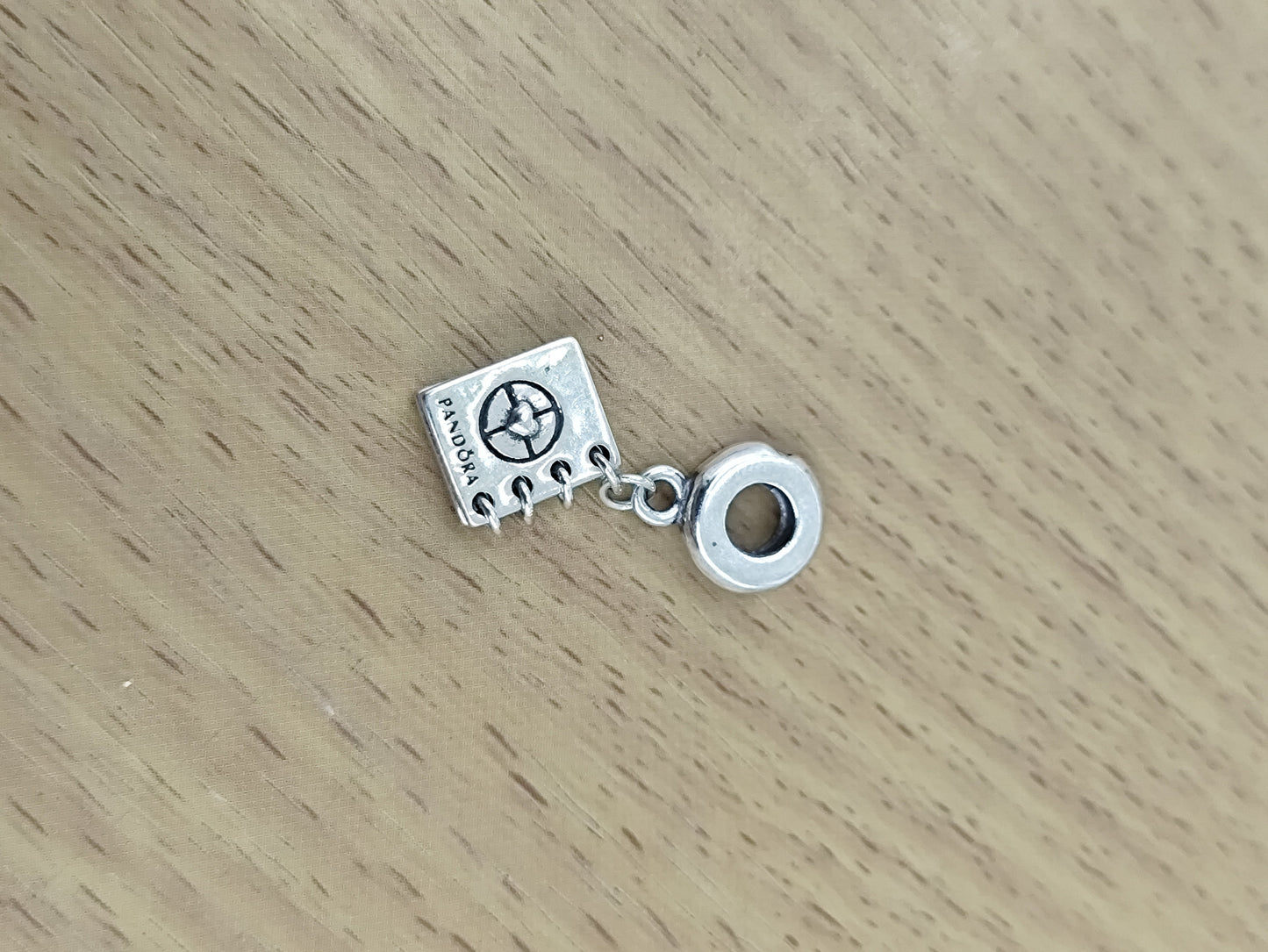 TMPCH017 Dije Charm Pand Pasaporte Republic Of Love en Plata Fina .925
