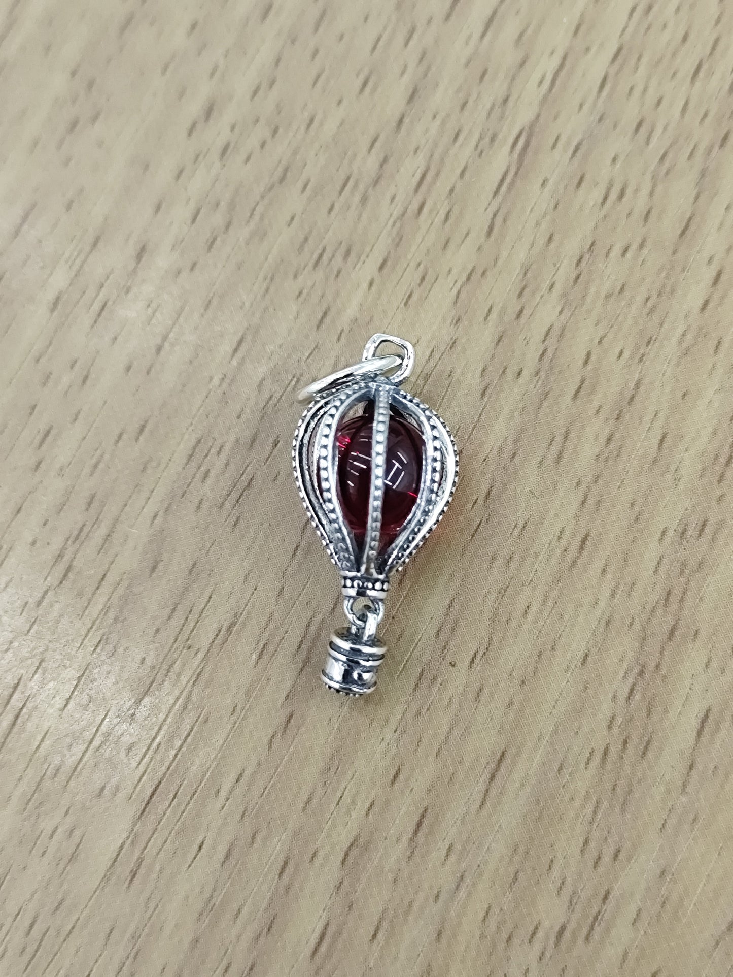 TMPCH020 Dije Charm Pand Globo Aerostático Piedra Redonda Roja en Plata Fina .925