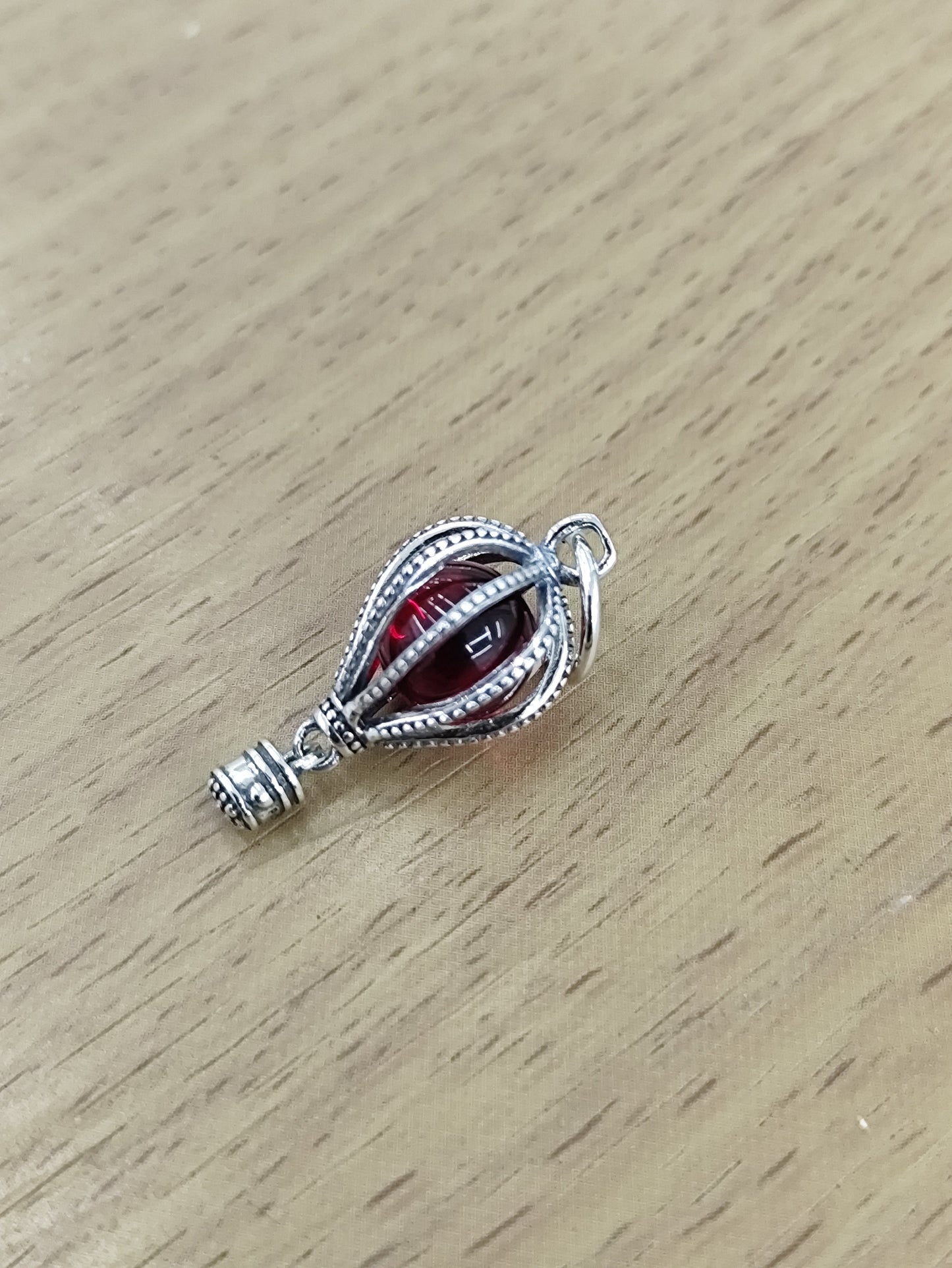 TMPCH020 Dije Charm Pand Globo Aerostático Piedra Redonda Roja en Plata Fina .925