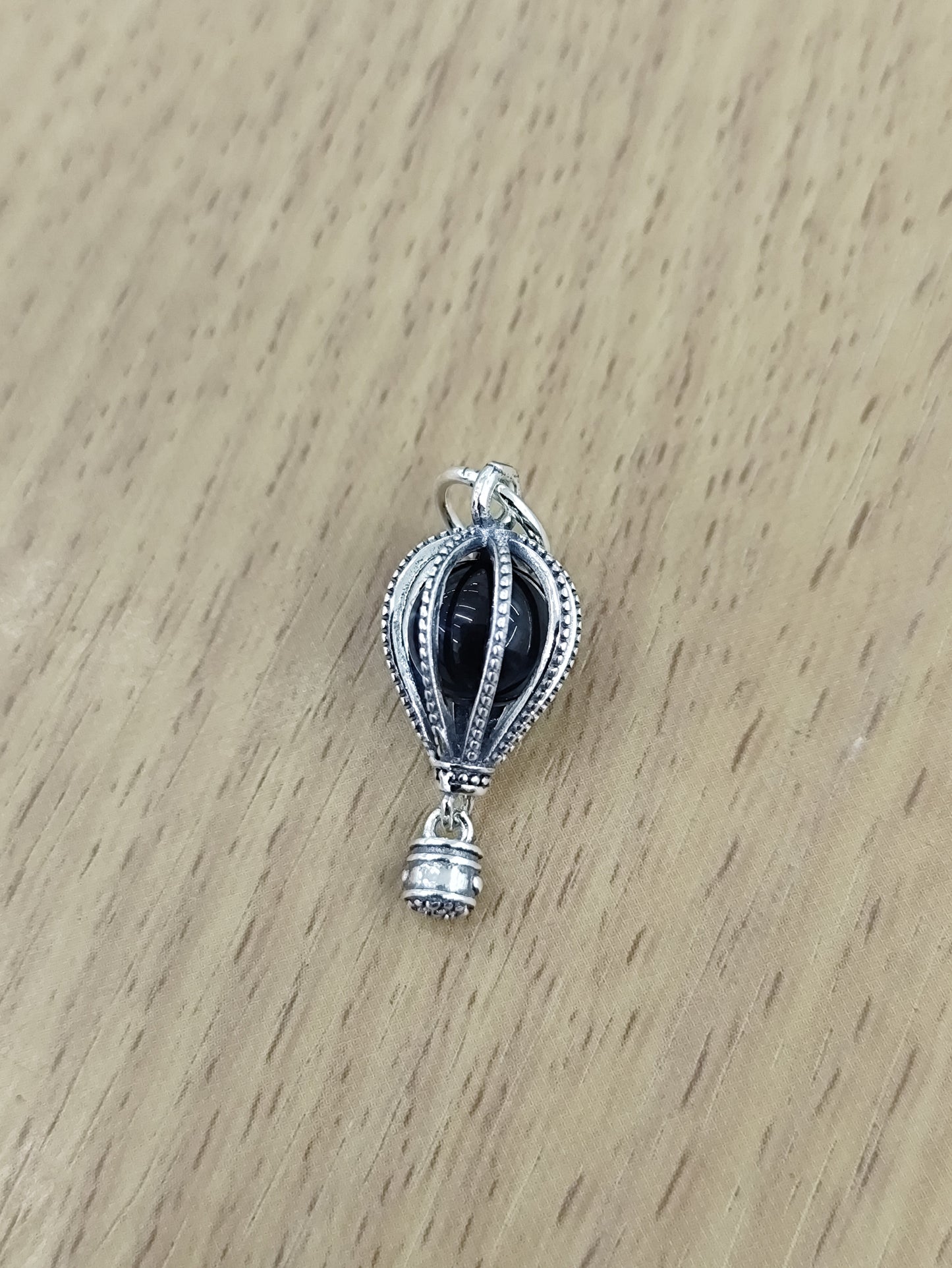 TMPCH022 Dije Charm Pand Globo Aerostático Piedra Redonda Negra en Plata Fina .925