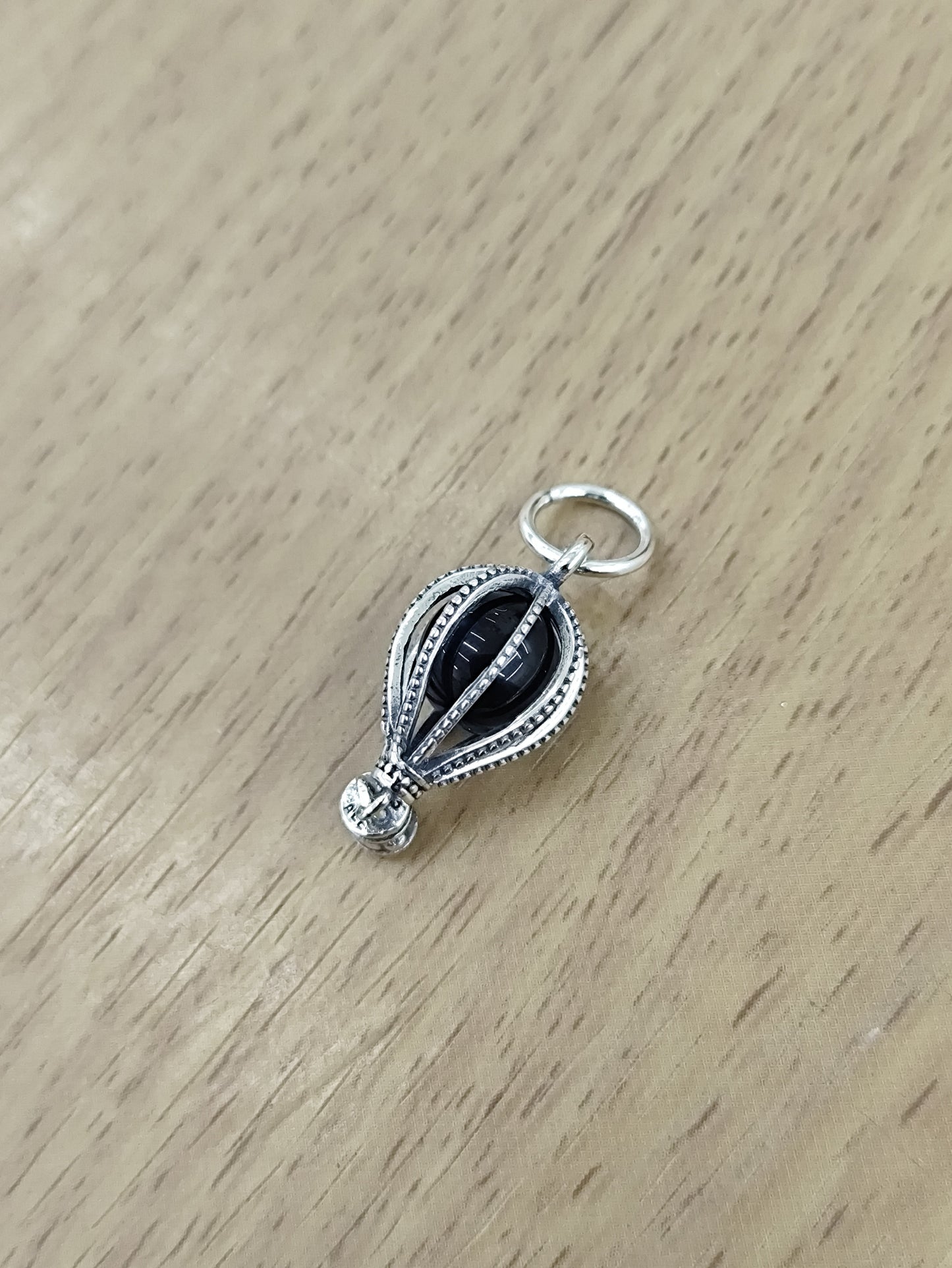 TMPCH022 Dije Charm Pand Globo Aerostático Piedra Redonda Negra en Plata Fina .925
