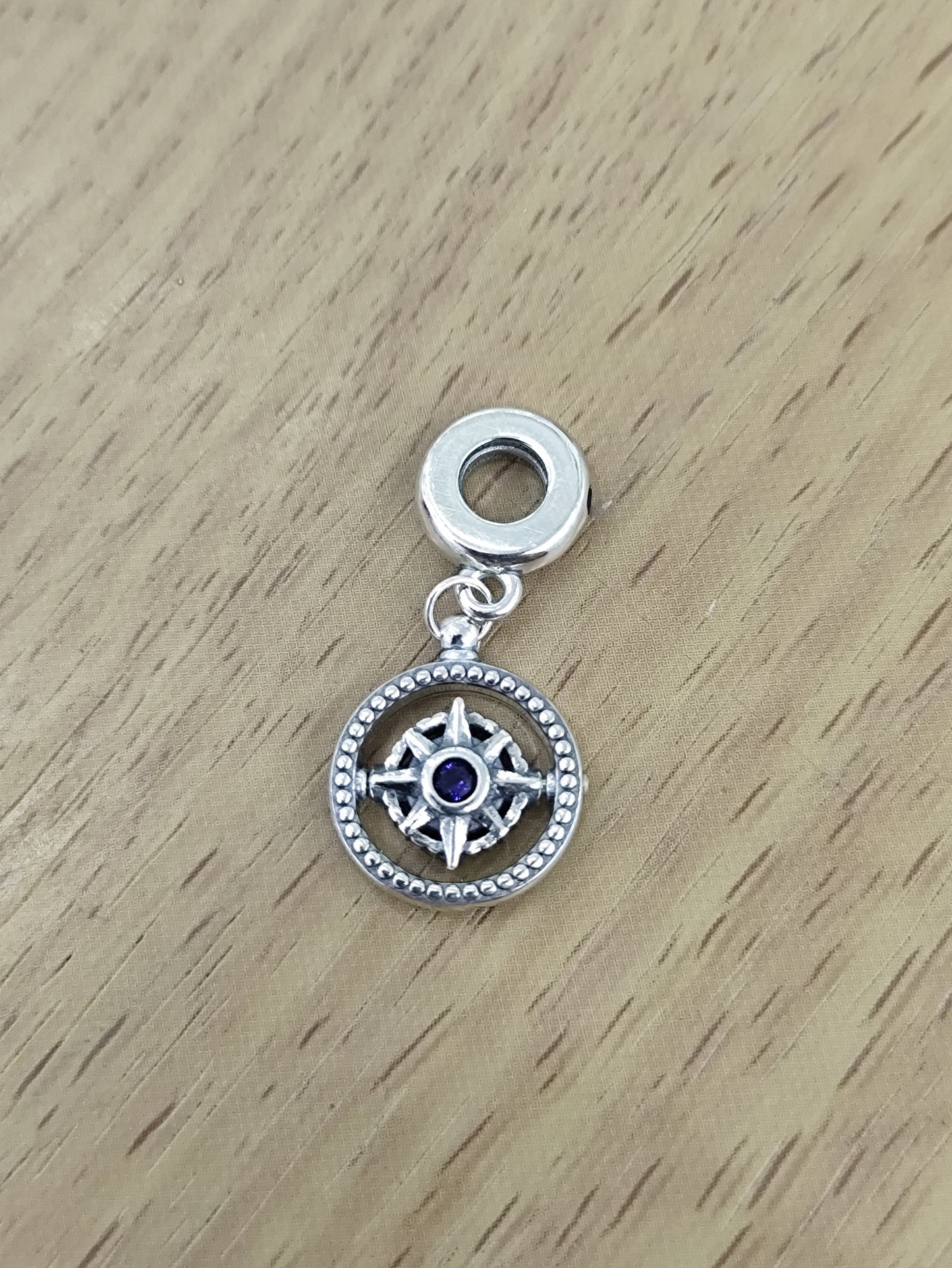 TMPCH023 Dije Charm Pand Brújula Corazón con Zirconia Morada en Plata Fina .925