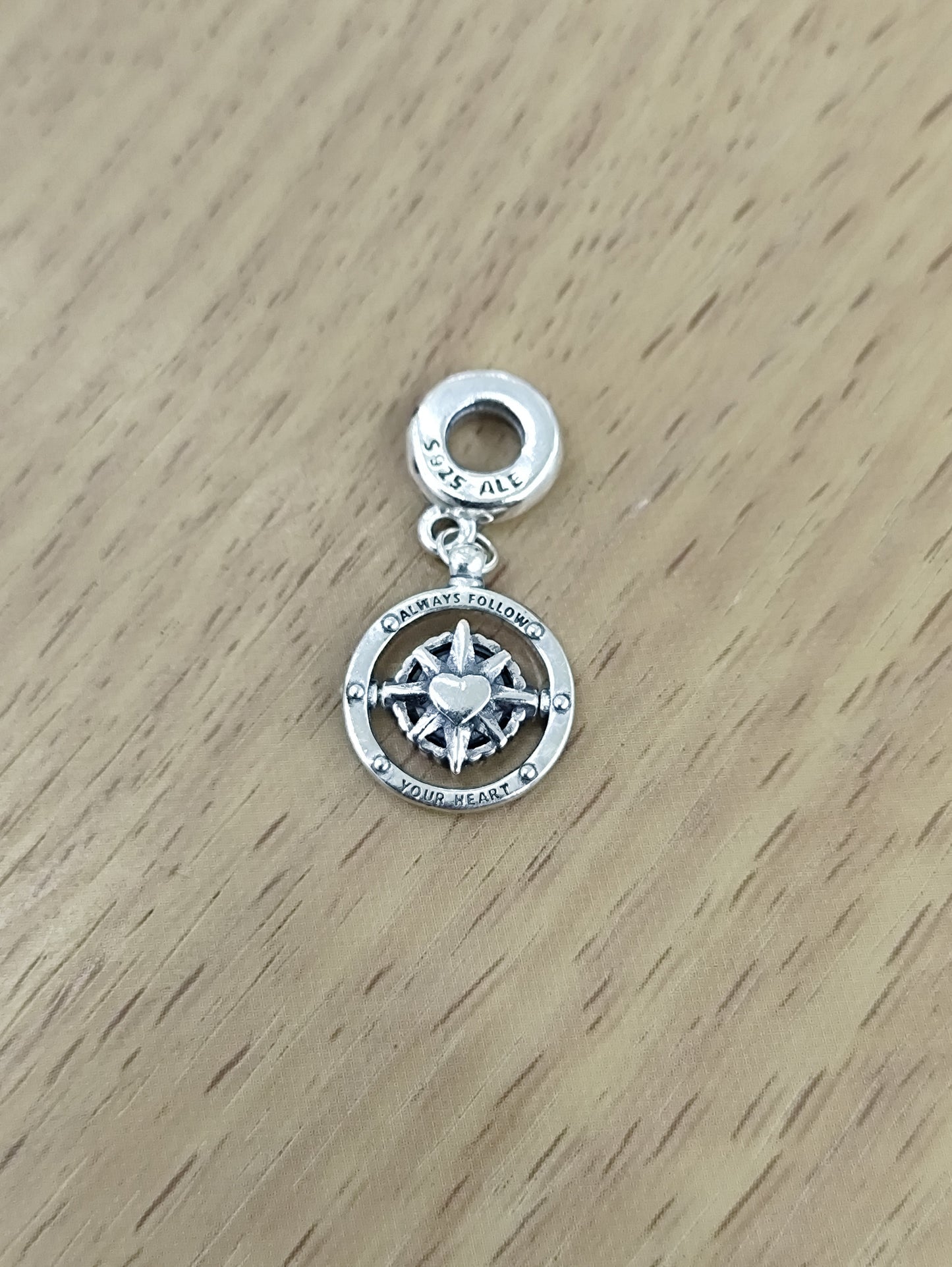 TMPCH023 Dije Charm Pand Brújula Corazón con Zirconia Morada en Plata Fina .925
