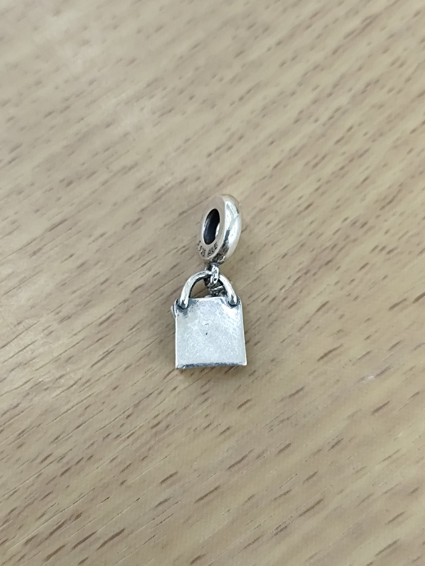 TMPCH025 Dije Charm Pand Bolsa de Regalo Con Moño en Plata Fina .925