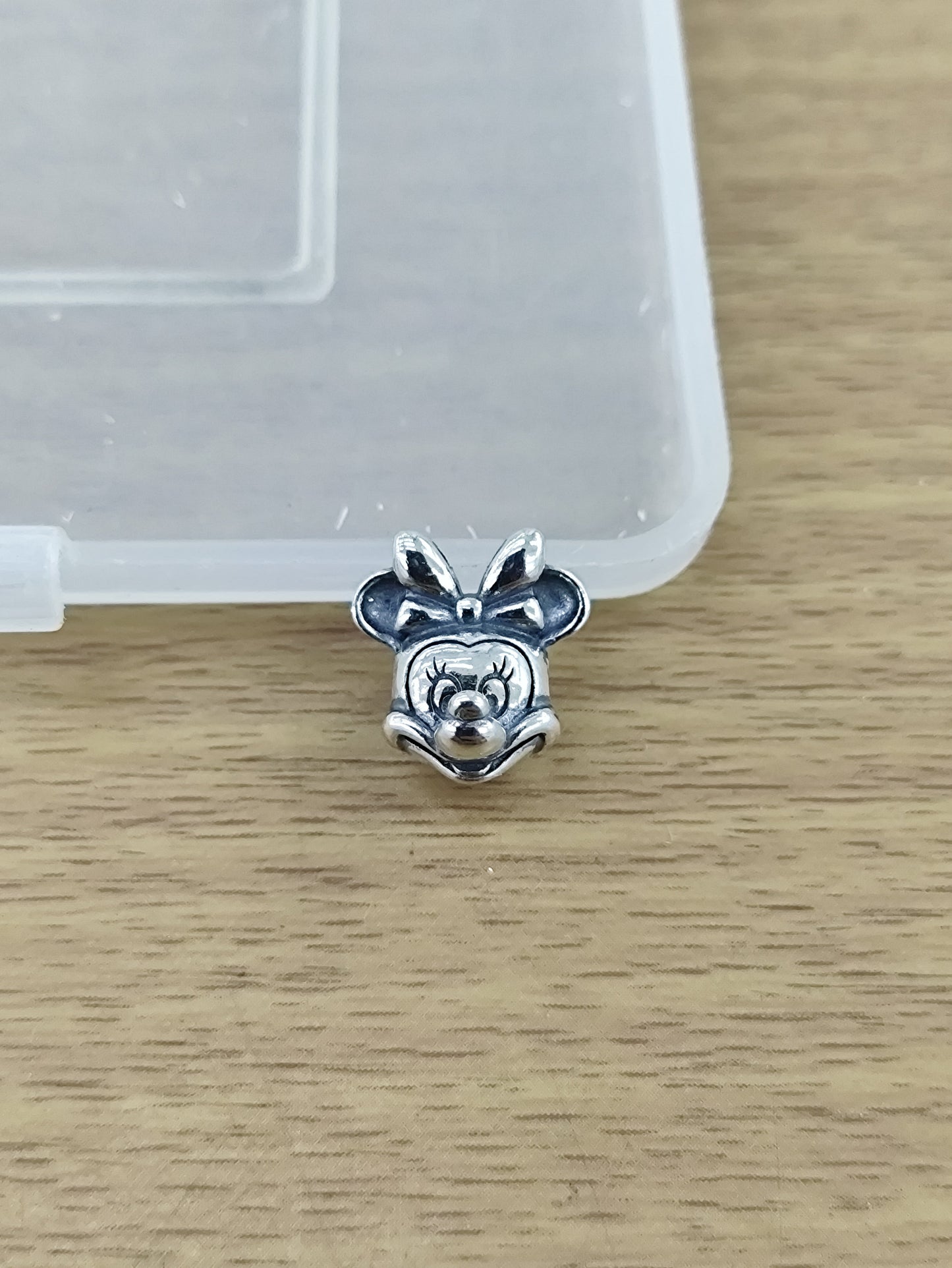 TMPCH028 Dije Charm Pand Minnie Cabeza Lisa en Plata Fina .925