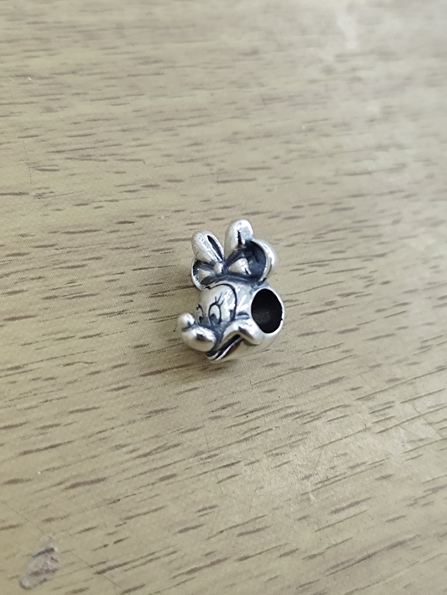 TMPCH028 Dije Charm Pand Minnie Cabeza Lisa en Plata Fina .925