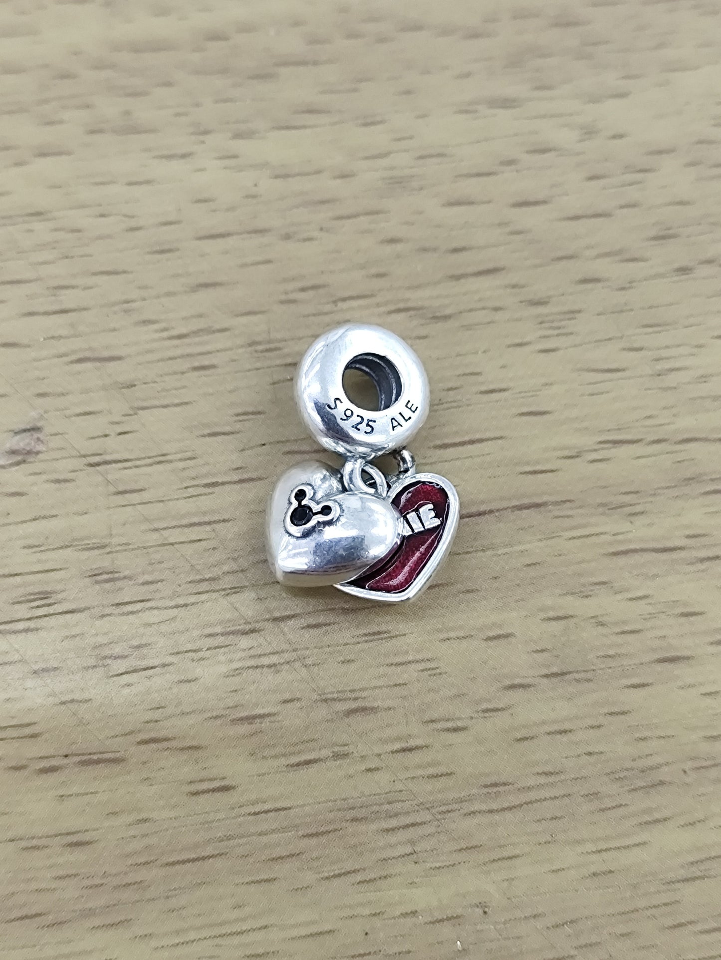 TMPCH029 Dije Charm Pand Corazón Dividido Minnie y Mickey Esmalte Rojo en Plata Fina .925