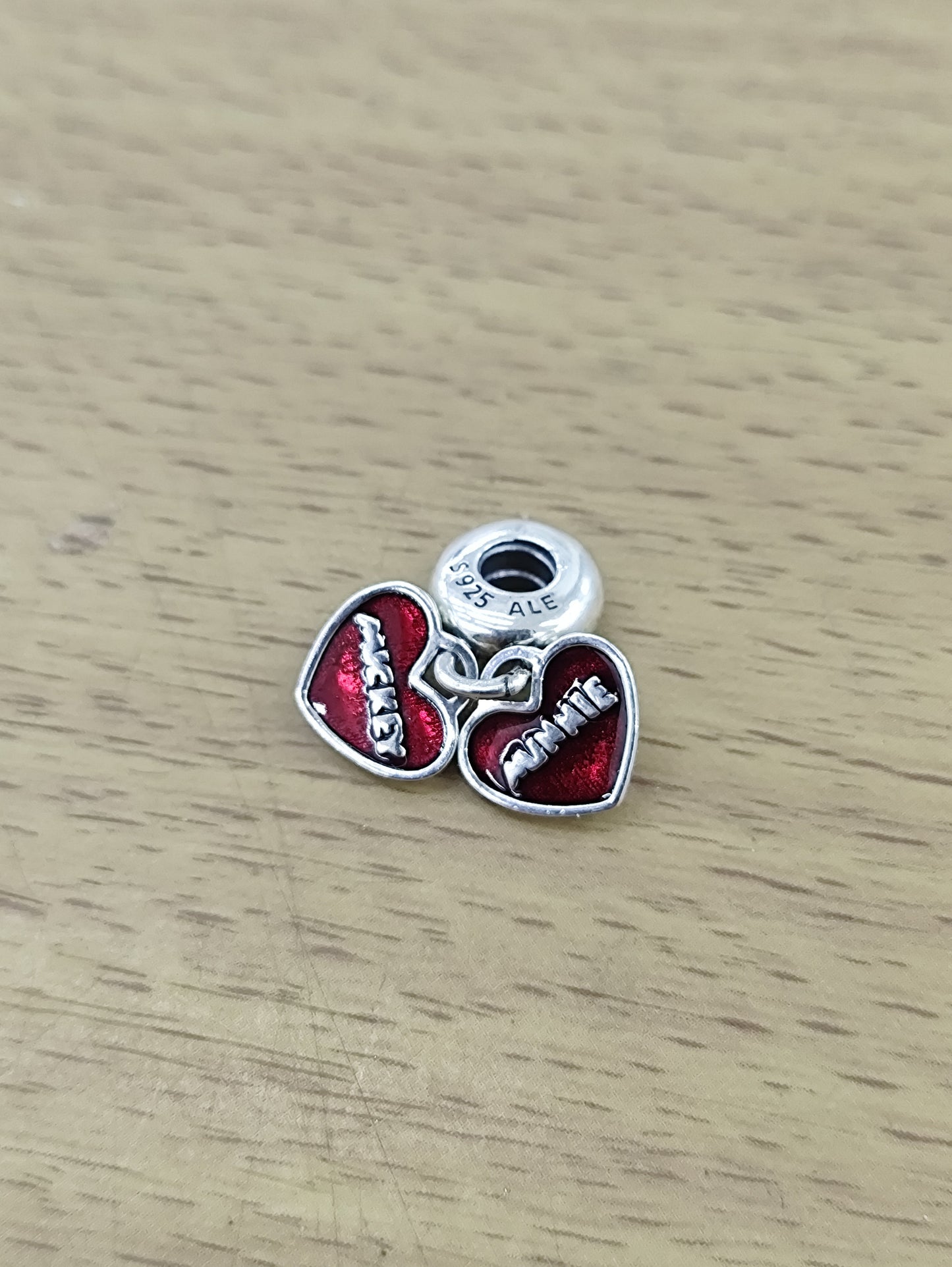 TMPCH029 Dije Charm Pand Corazón Dividido Minnie y Mickey Esmalte Rojo en Plata Fina .925