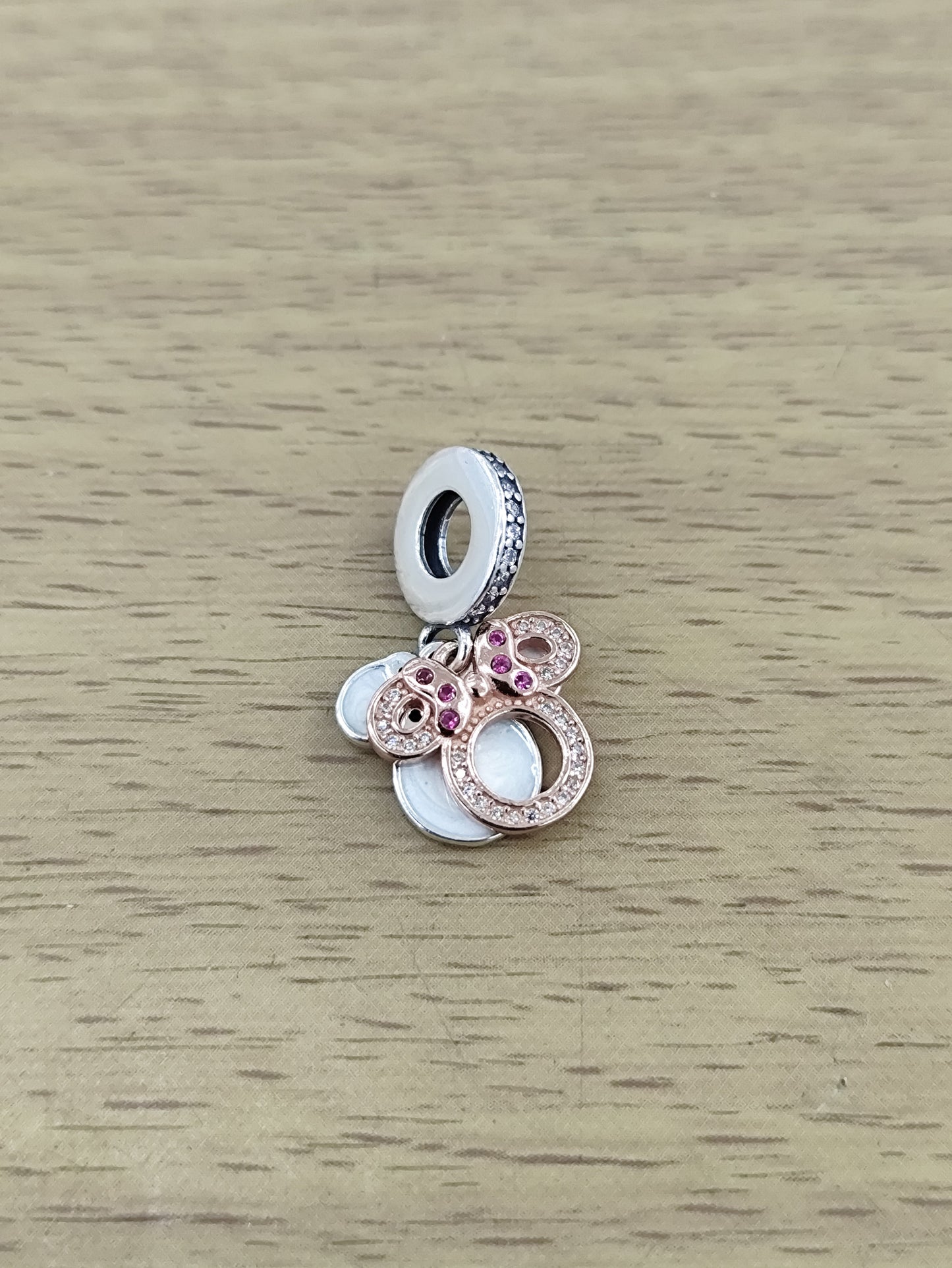 TMPCH030 Dije Charm Pand Silueta Minnie Plata Rosa con Zirconia Fondo Blanco en Plata Fina .925