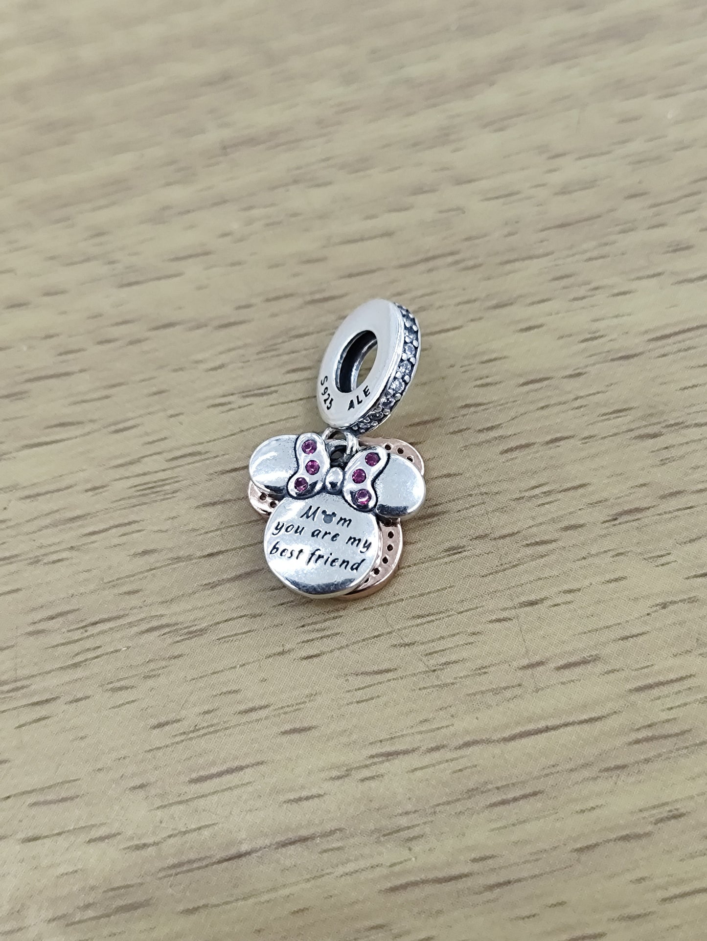TMPCH030 Dije Charm Pand Silueta Minnie Plata Rosa con Zirconia Fondo Blanco en Plata Fina .925