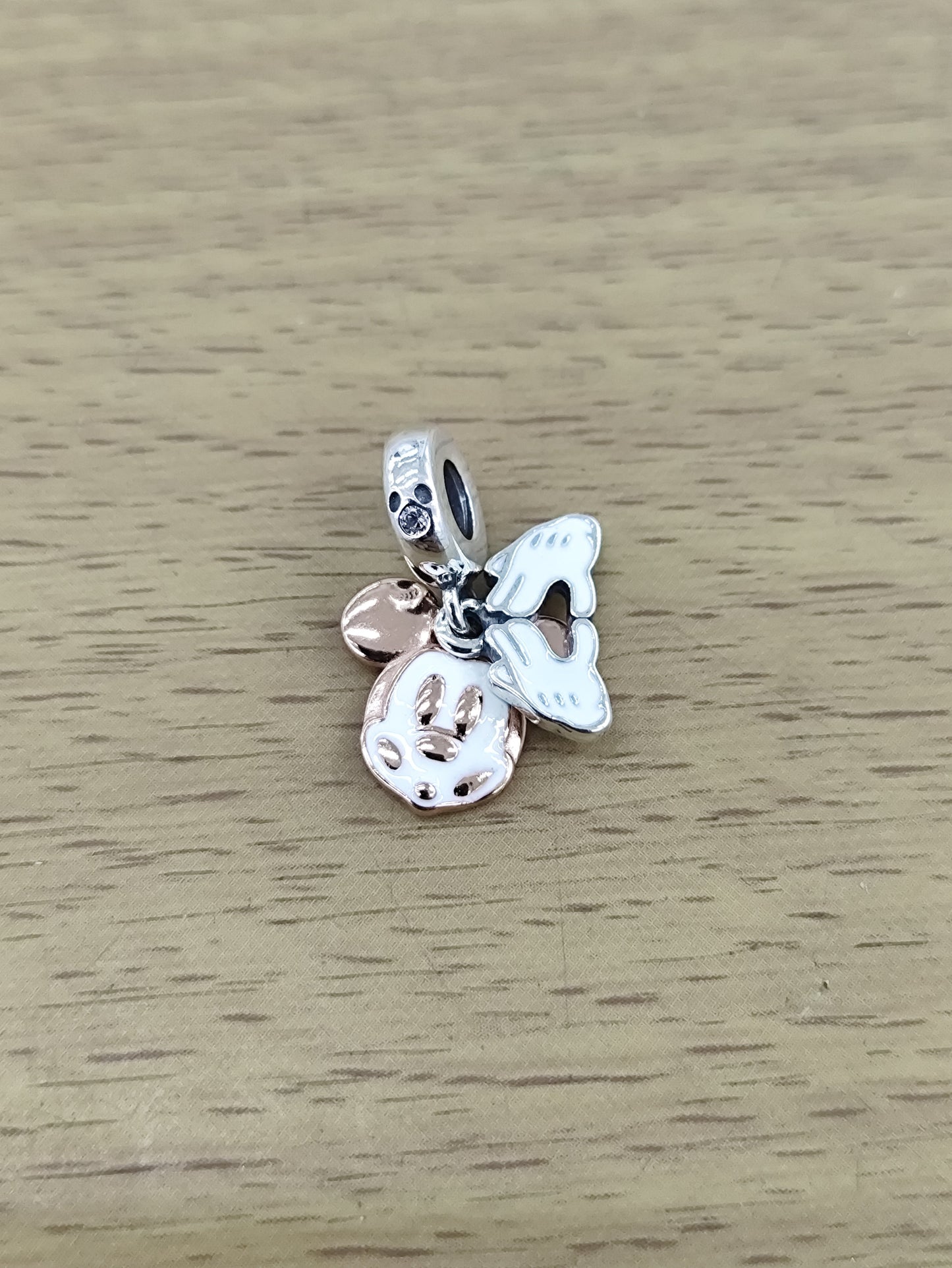 TMPCH031 Dije Charm Pand Mickey Manos Plata Rosa con Esmalte Blanco en Plata Fina .925