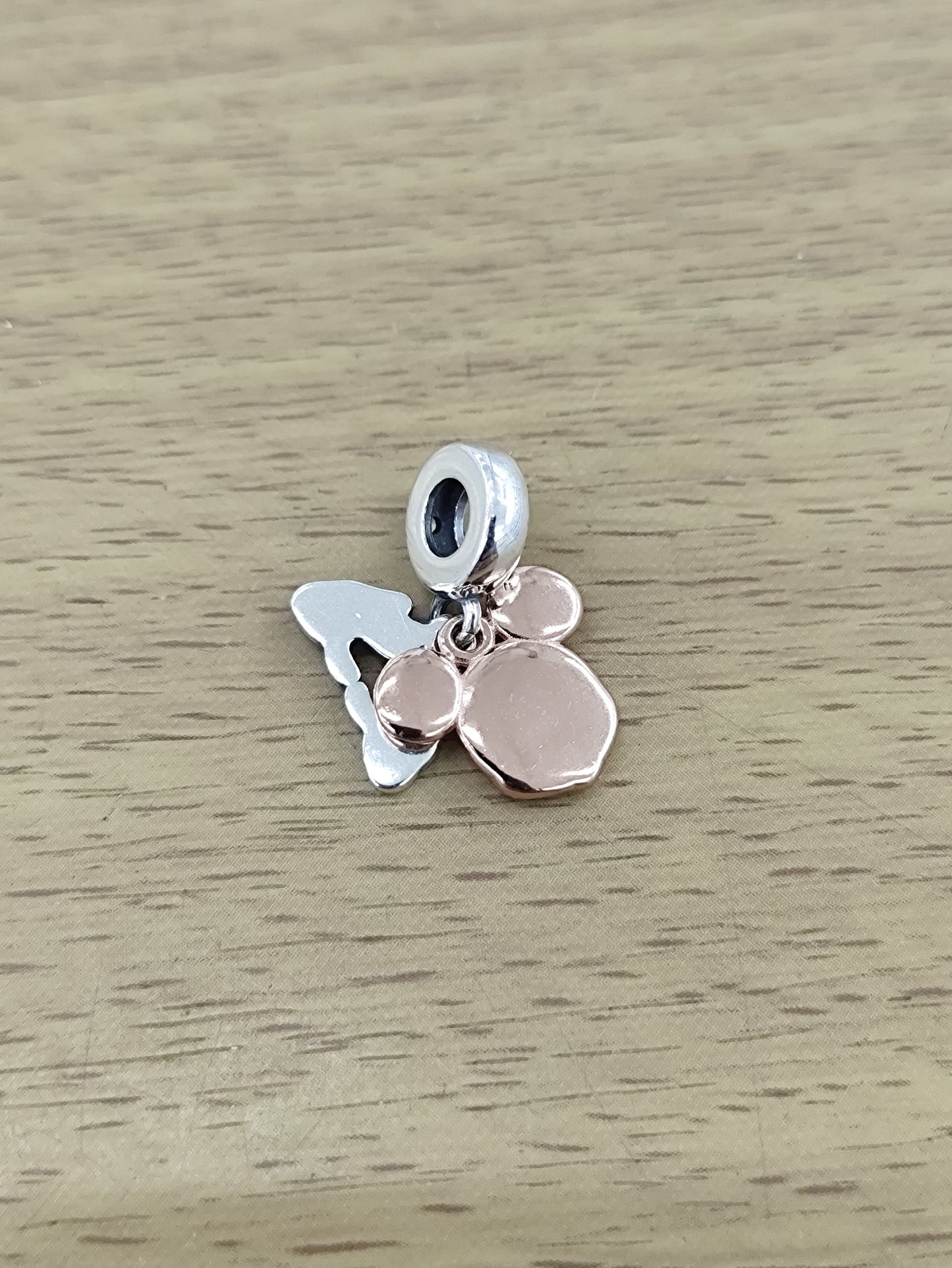 TMPCH031 Dije Charm Pand Mickey Manos Plata Rosa con Esmalte Blanco en Plata Fina .925