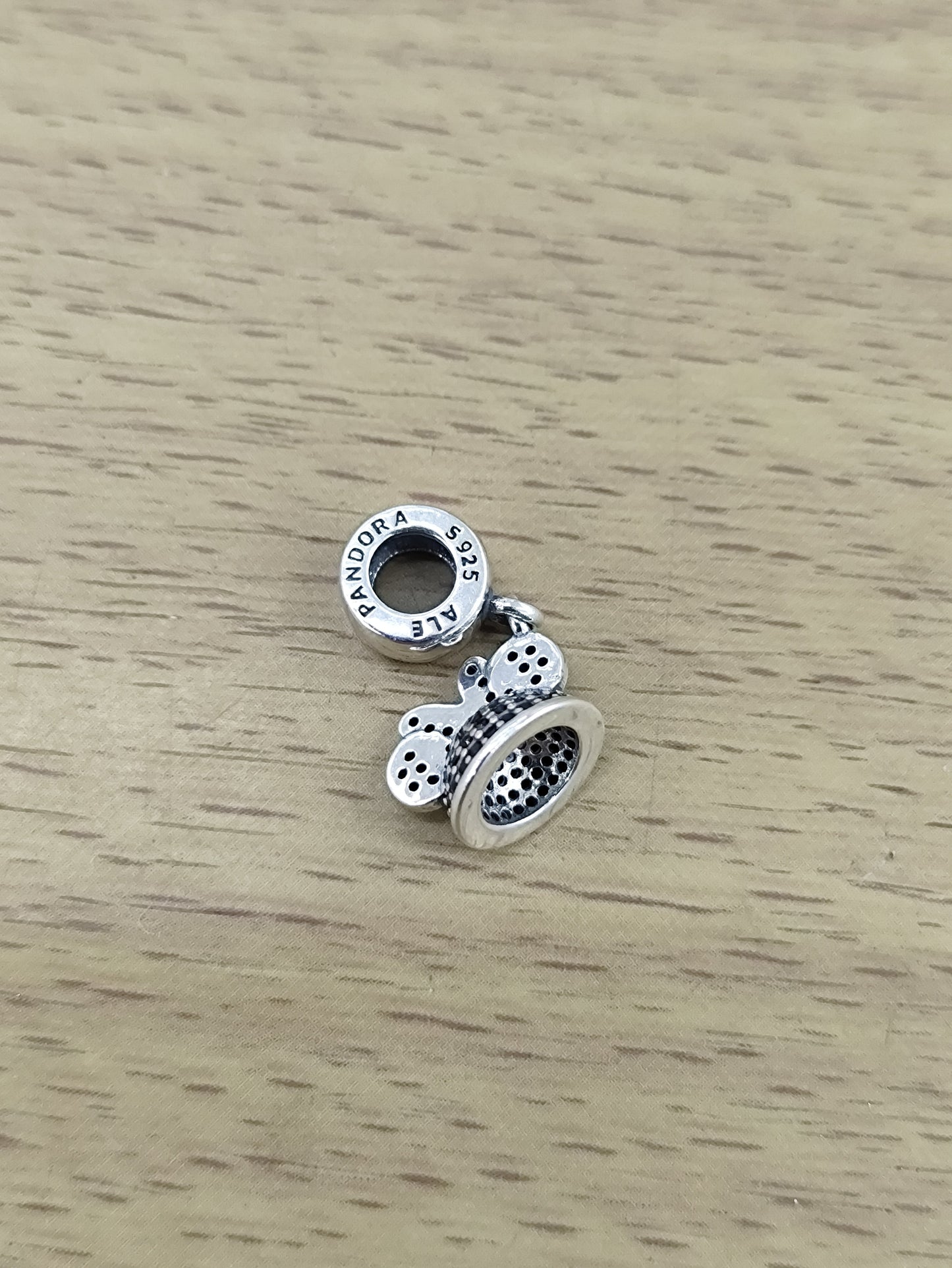 TMPCH032 Dije Charm Pand Gorrito Disney Minnie con ZIrconias en Plata Fina .925