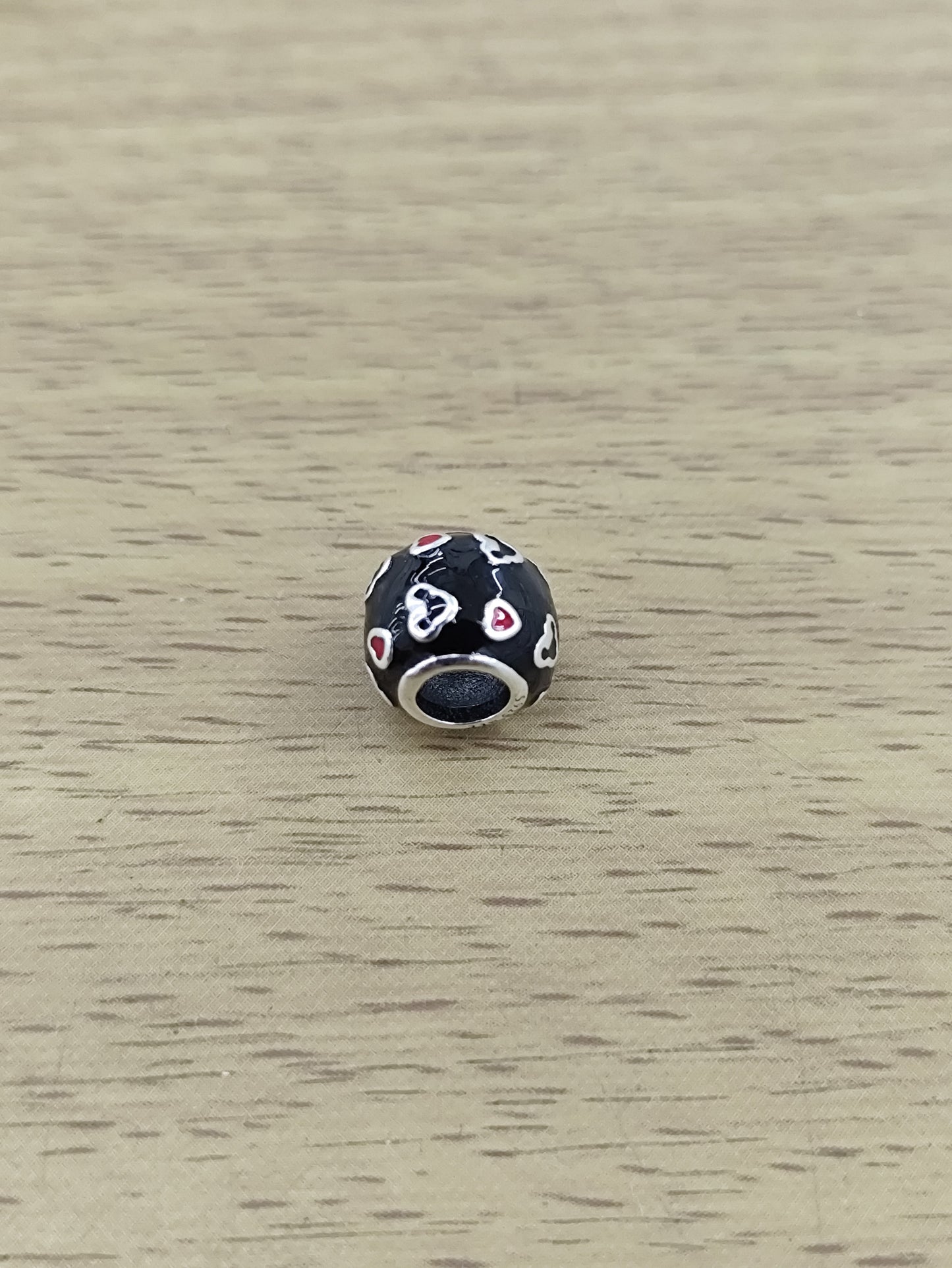 TMPCH033 Dije Charm Pand Bola de Fuego Esmalte Negro con Corazones en Plata Fina .925