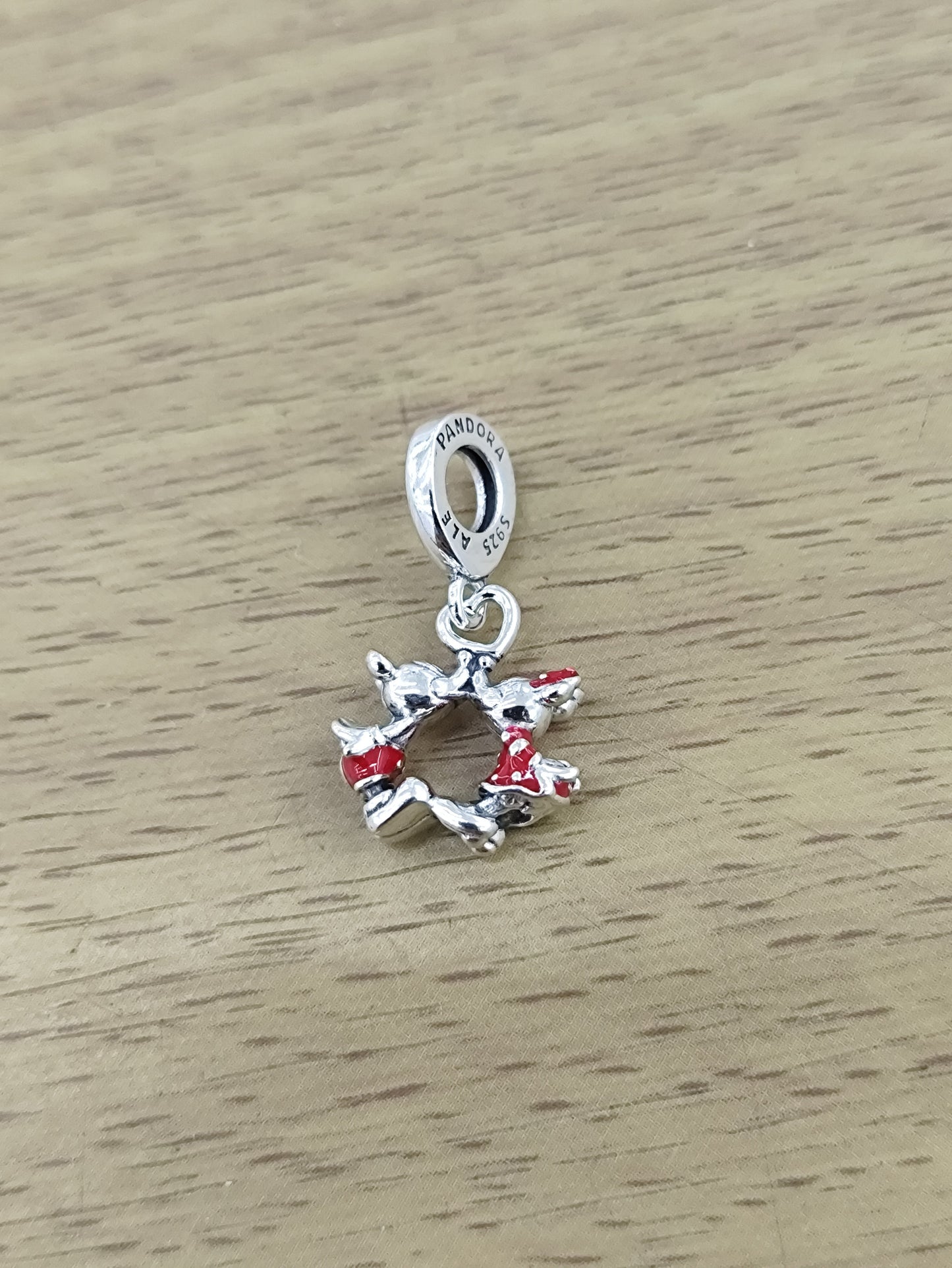 TMPCH034 Dije Charm Pand Mickey y Minnie 3D Kissing en Plata Fina .925