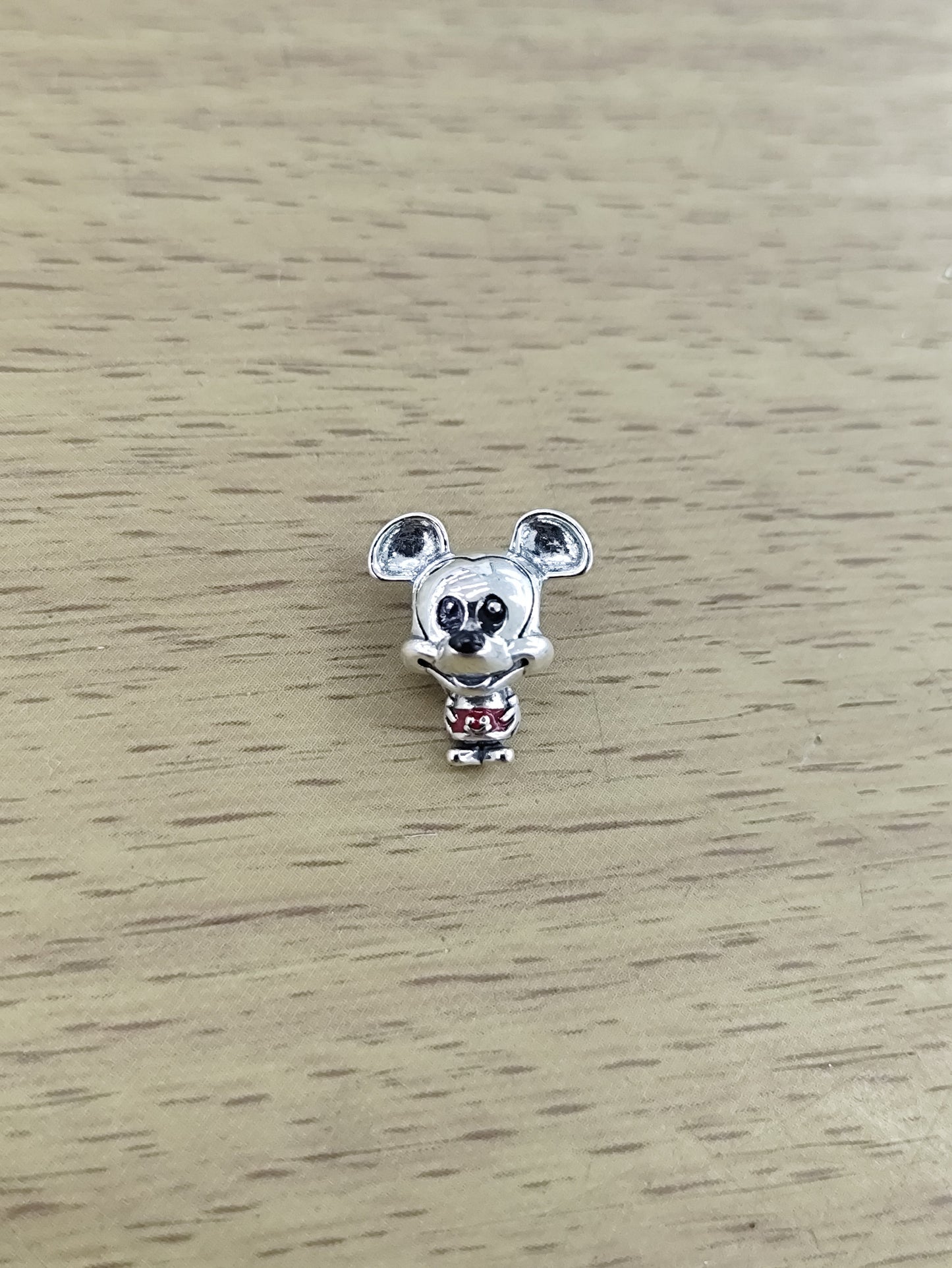 TMPCH036 Dije Charm Pand Mickey Short Rojo en Plata Fina .925