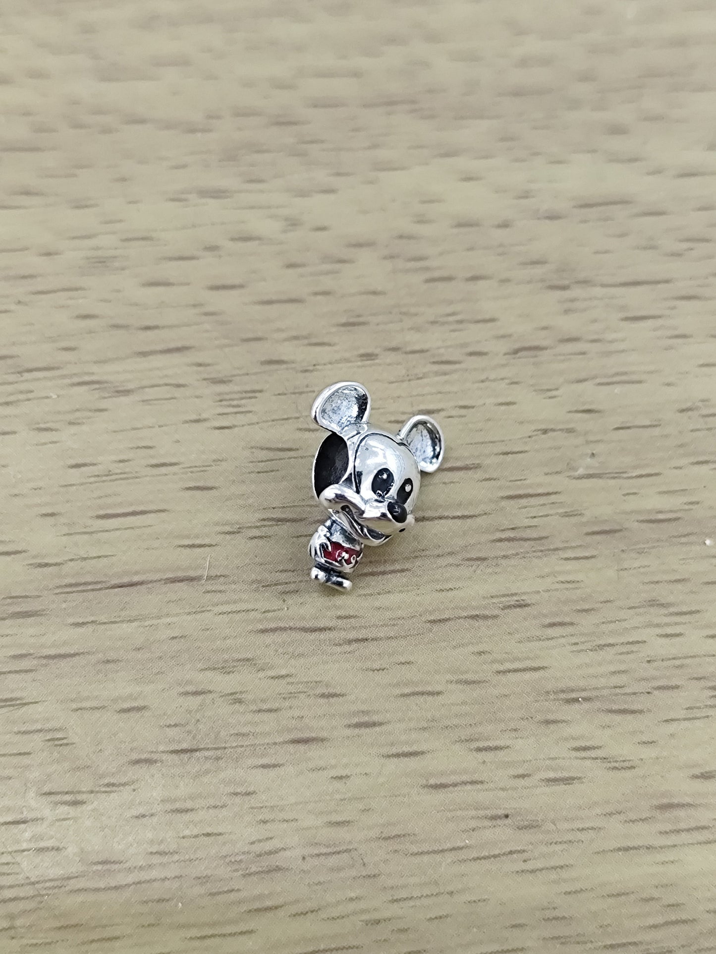 TMPCH036 Dije Charm Pand Mickey Short Rojo en Plata Fina .925