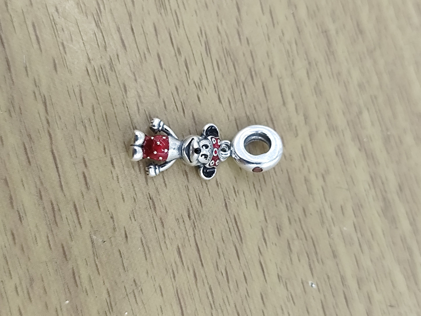 TMPCH037 Dije Charm Pand Minnie Short y Moño Rojo en Plata Fina .925