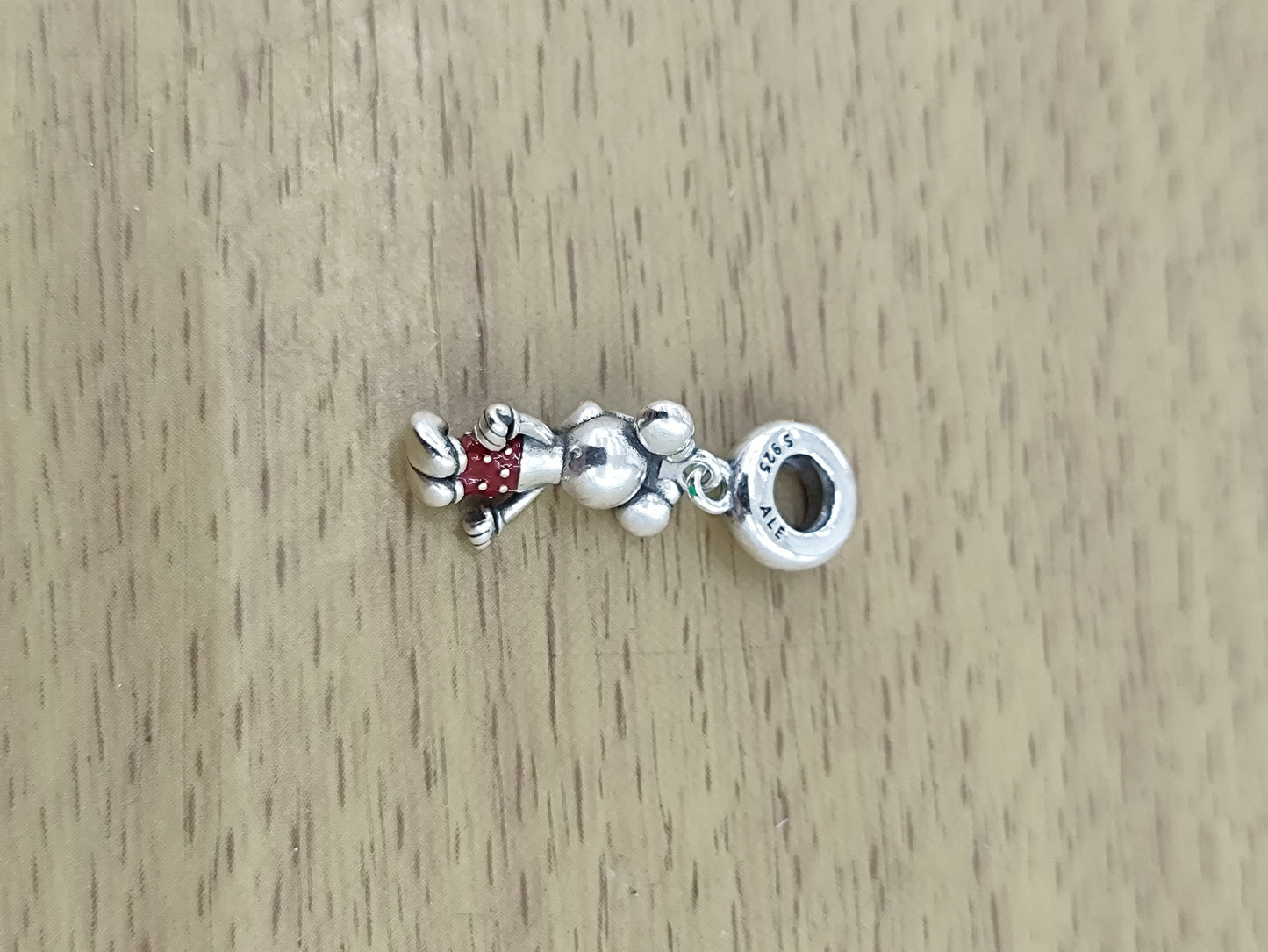 TMPCH037 Dije Charm Pand Minnie Short y Moño Rojo en Plata Fina .925