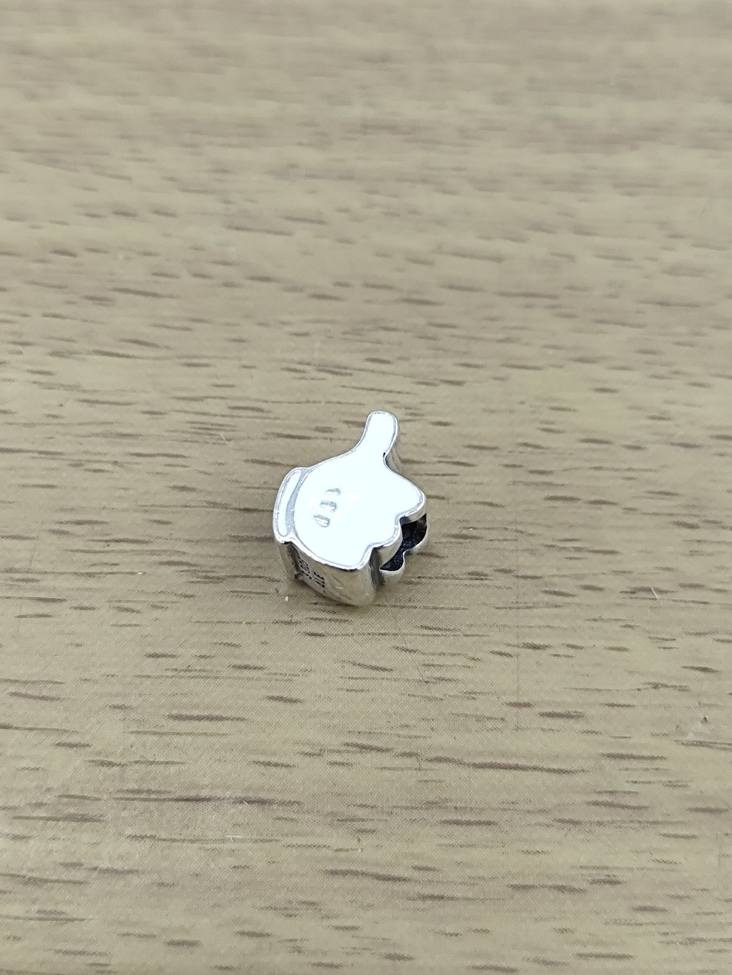 TMPCH039 Dije Charm Pand Guante MIckey Esmalte Blanco en Plata Fina .925