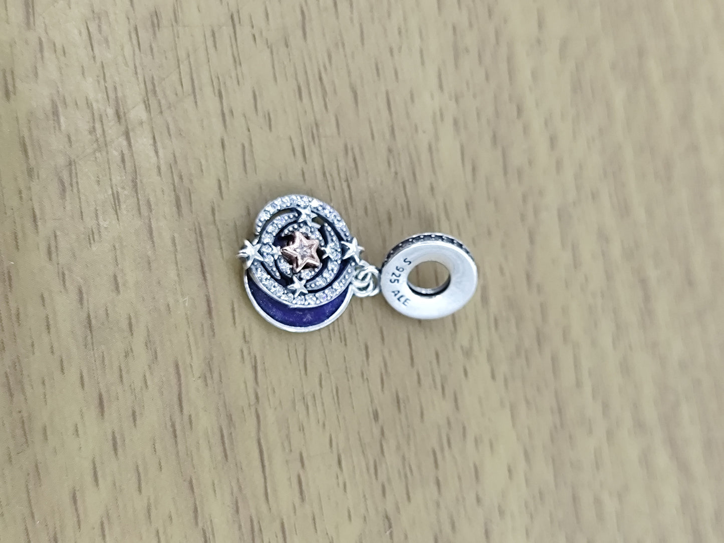 TMPCH040 Dije Charm Pand Galaxia con Zirconias Fondo Azul Marino en Plata Fina .925