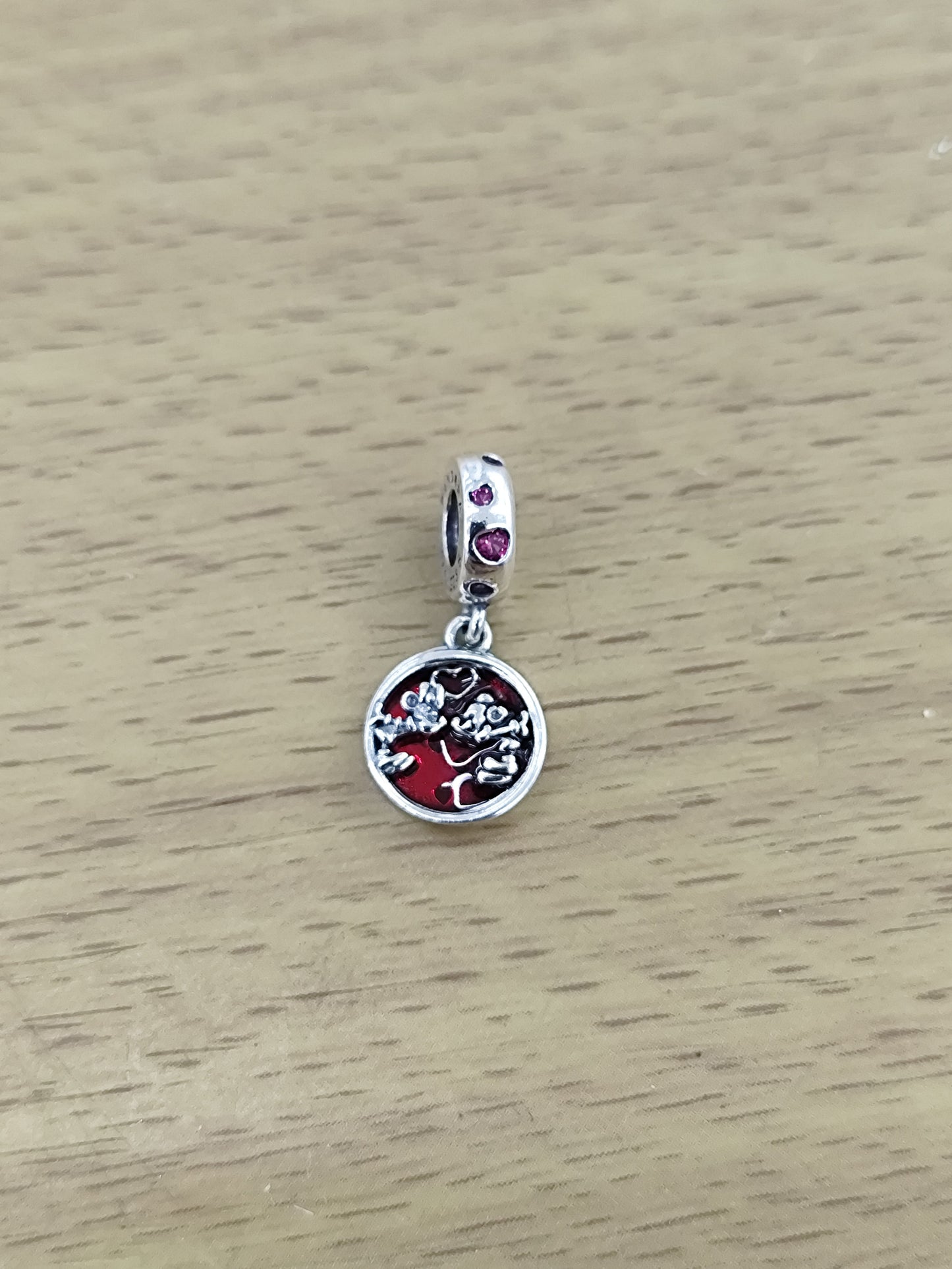 TMPCH042 Dije Charm Pand Circulo Mickey y Minnie Kissing en Plata Fina .925