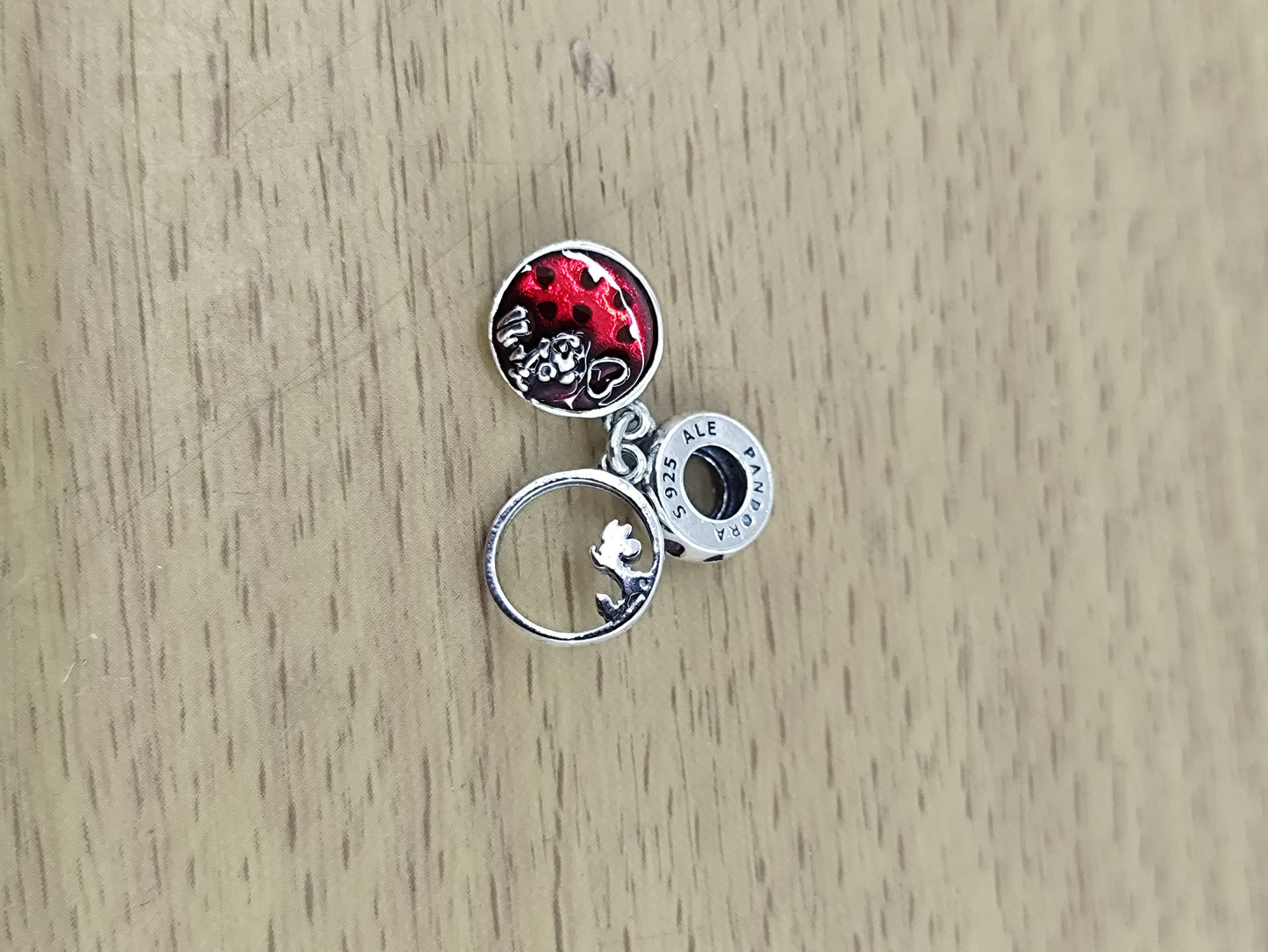 TMPCH042 Dije Charm Pand Circulo Mickey y Minnie Kissing en Plata Fina .925