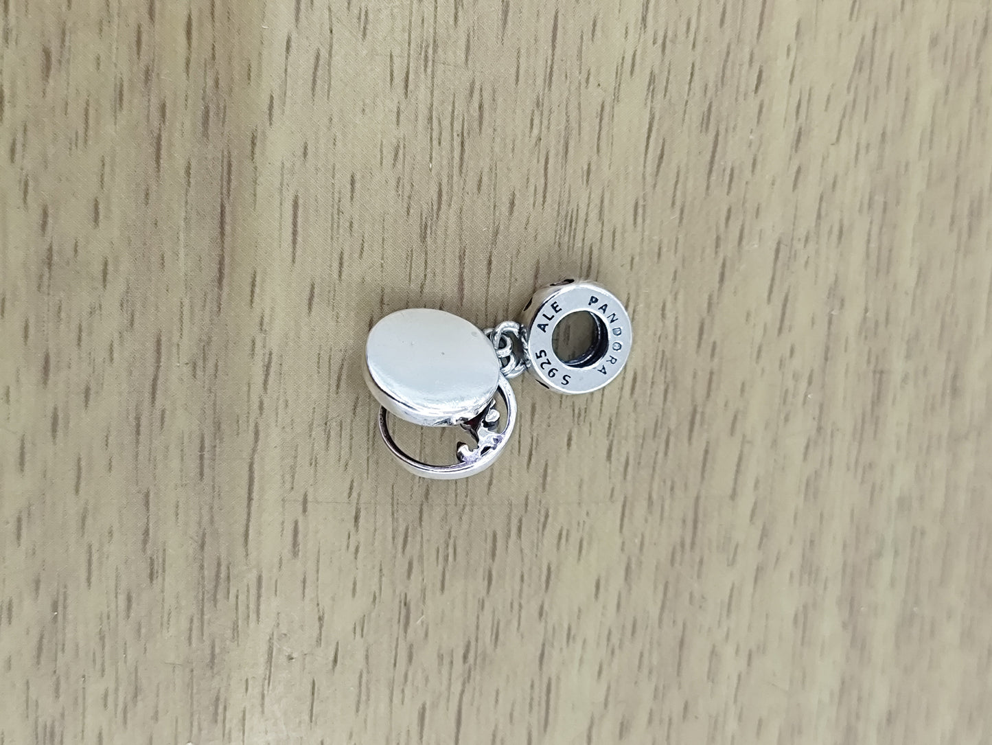 TMPCH042 Dije Charm Pand Circulo Mickey y Minnie Kissing en Plata Fina .925