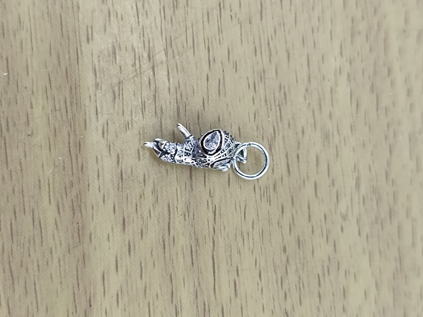 TMPCH043 Dije Charm Pand Spiderman Balanceandose Ojos Zirconia en Plata Fina .925