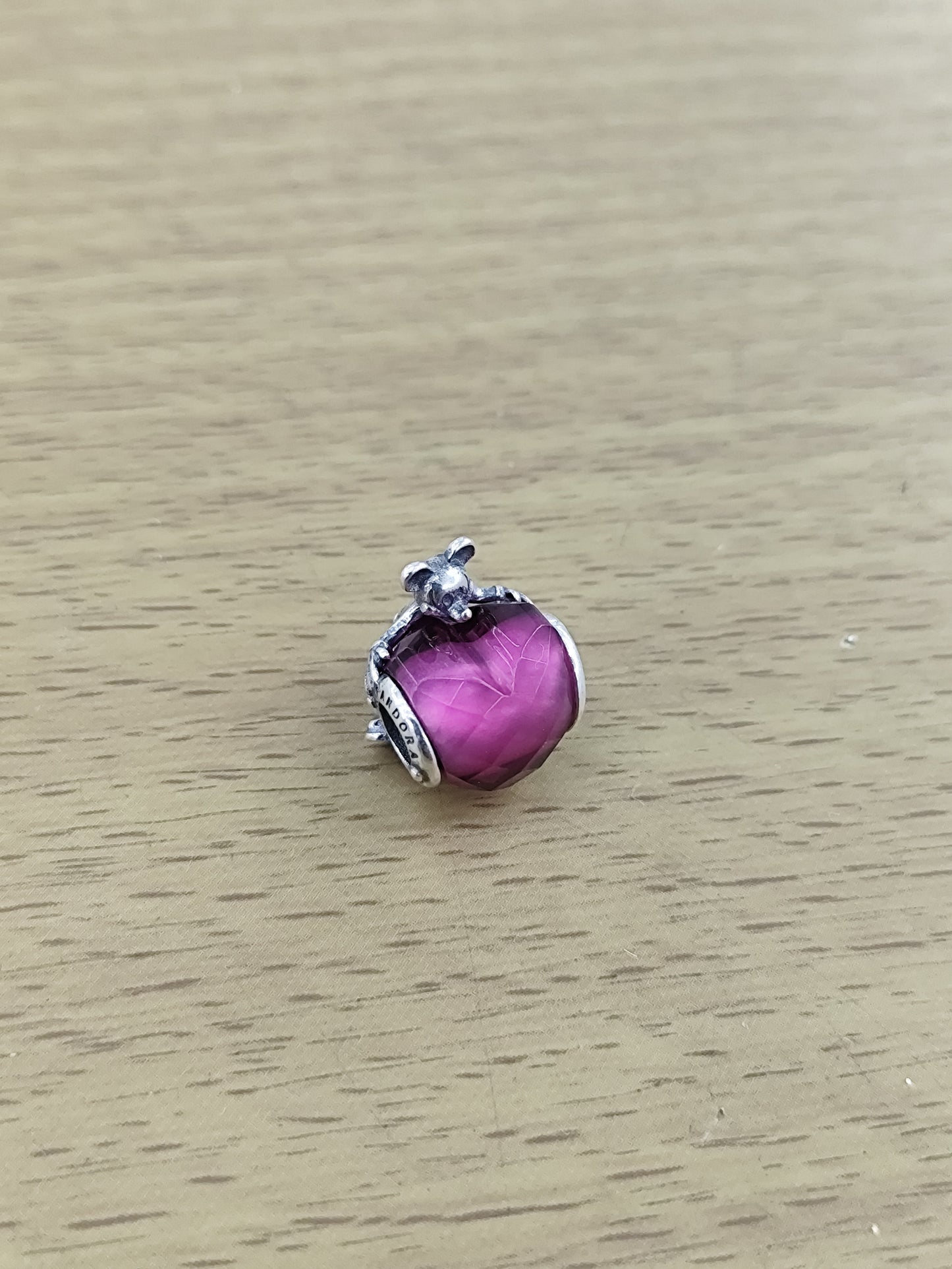 TMPCH044 Dije Charm Pand Mickey Abrazando Corazón Morado en Plata Fina .925