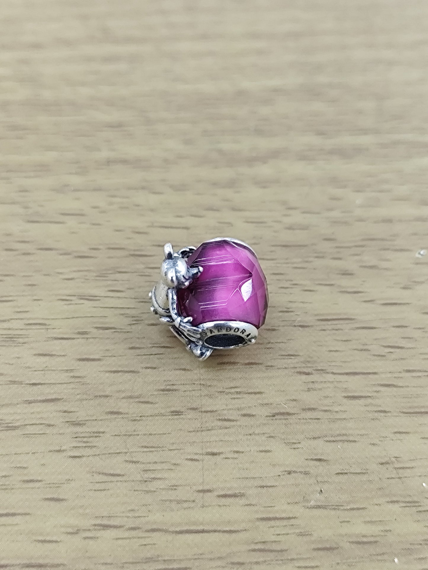 TMPCH044 Dije Charm Pand Mickey Abrazando Corazón Morado en Plata Fina .925