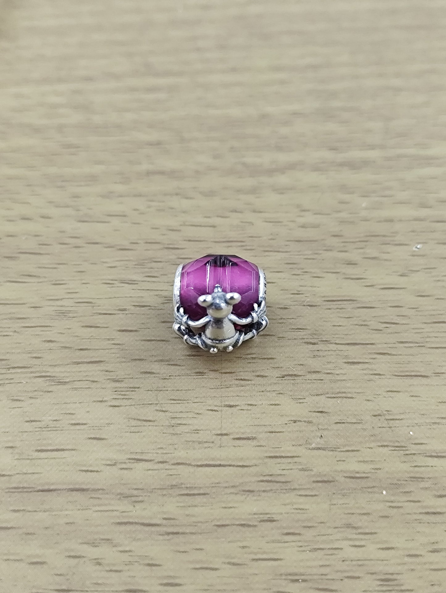 TMPCH044 Dije Charm Pand Mickey Abrazando Corazón Morado en Plata Fina .925