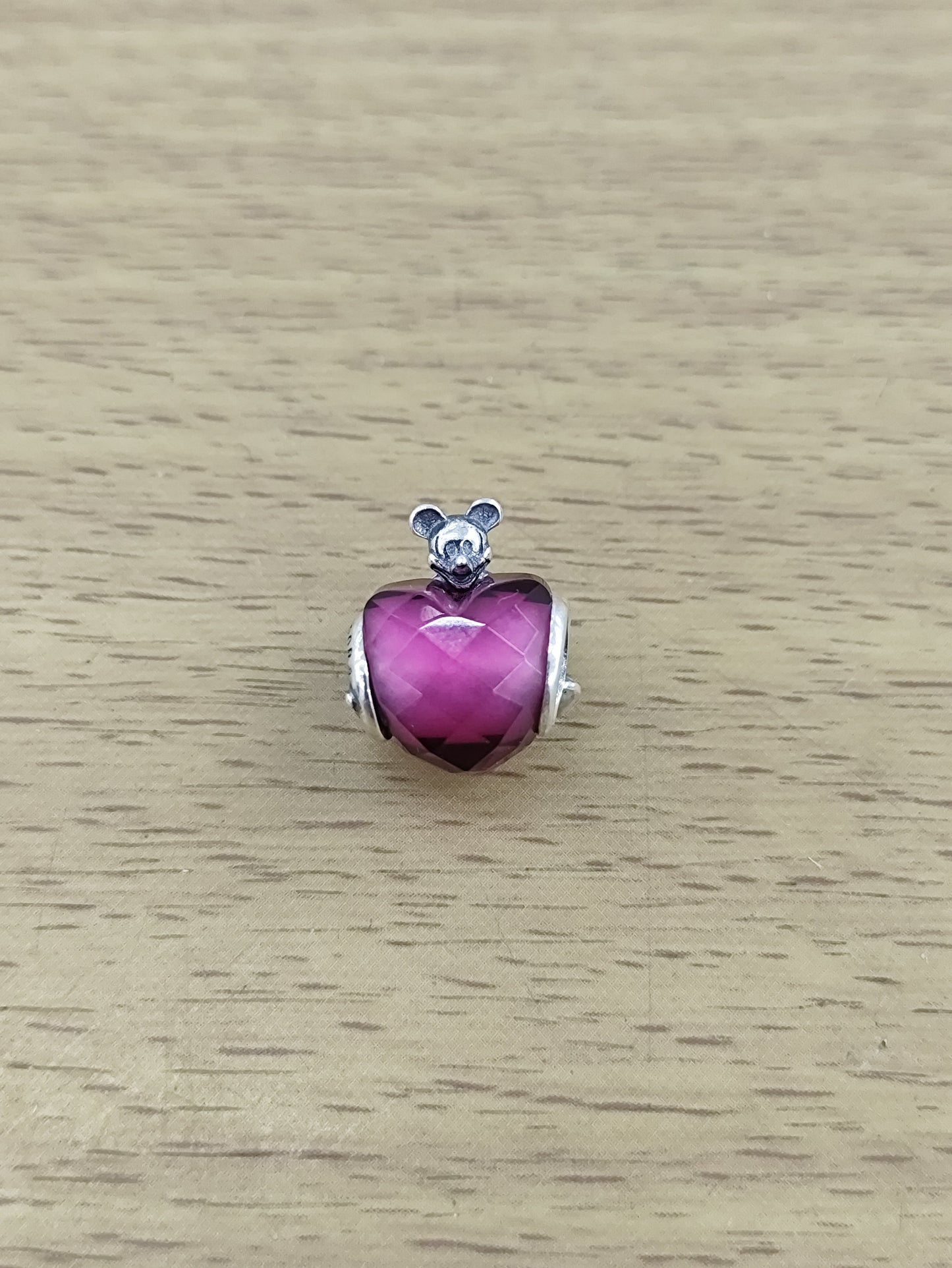 TMPCH044 Dije Charm Pand Mickey Abrazando Corazón Morado en Plata Fina .925