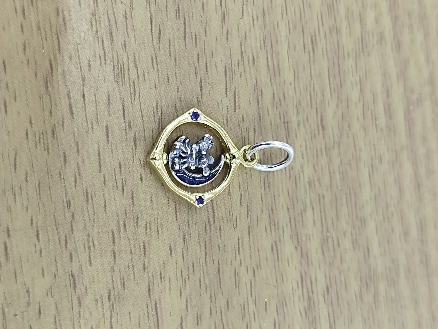 TMPCH045 Dije Charm Pand Circulo Dorado Minnie y Mickey en Luna en Plata Fina .925