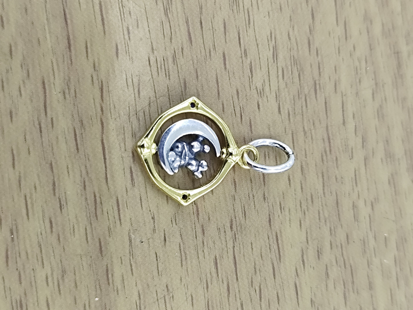 TMPCH045 Dije Charm Pand Circulo Dorado Minnie y Mickey en Luna en Plata Fina .925