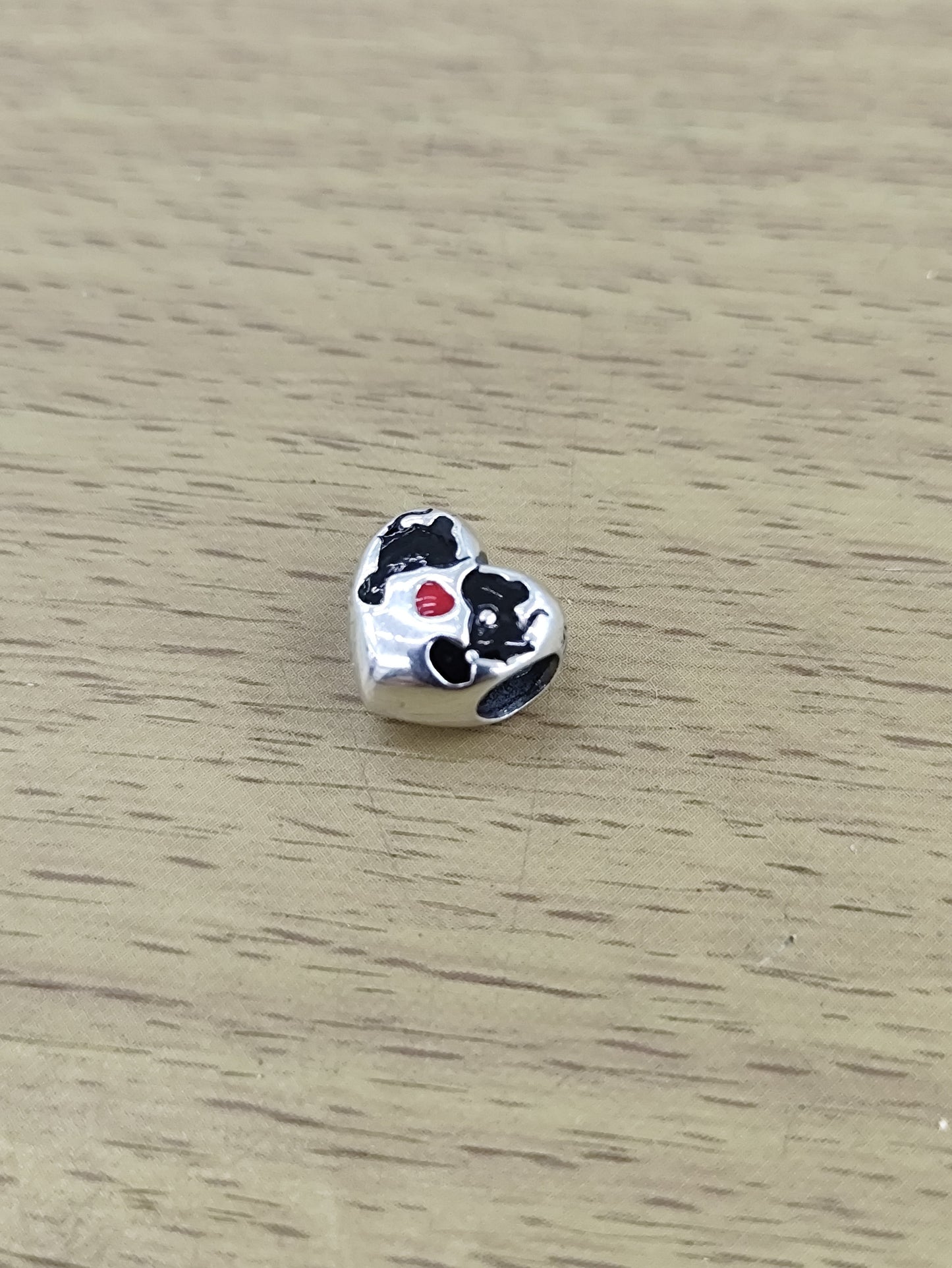 TMPCH046 Dije Charm Pand Corazón Bombeado Siluetas Kissing en Plata Fina .925